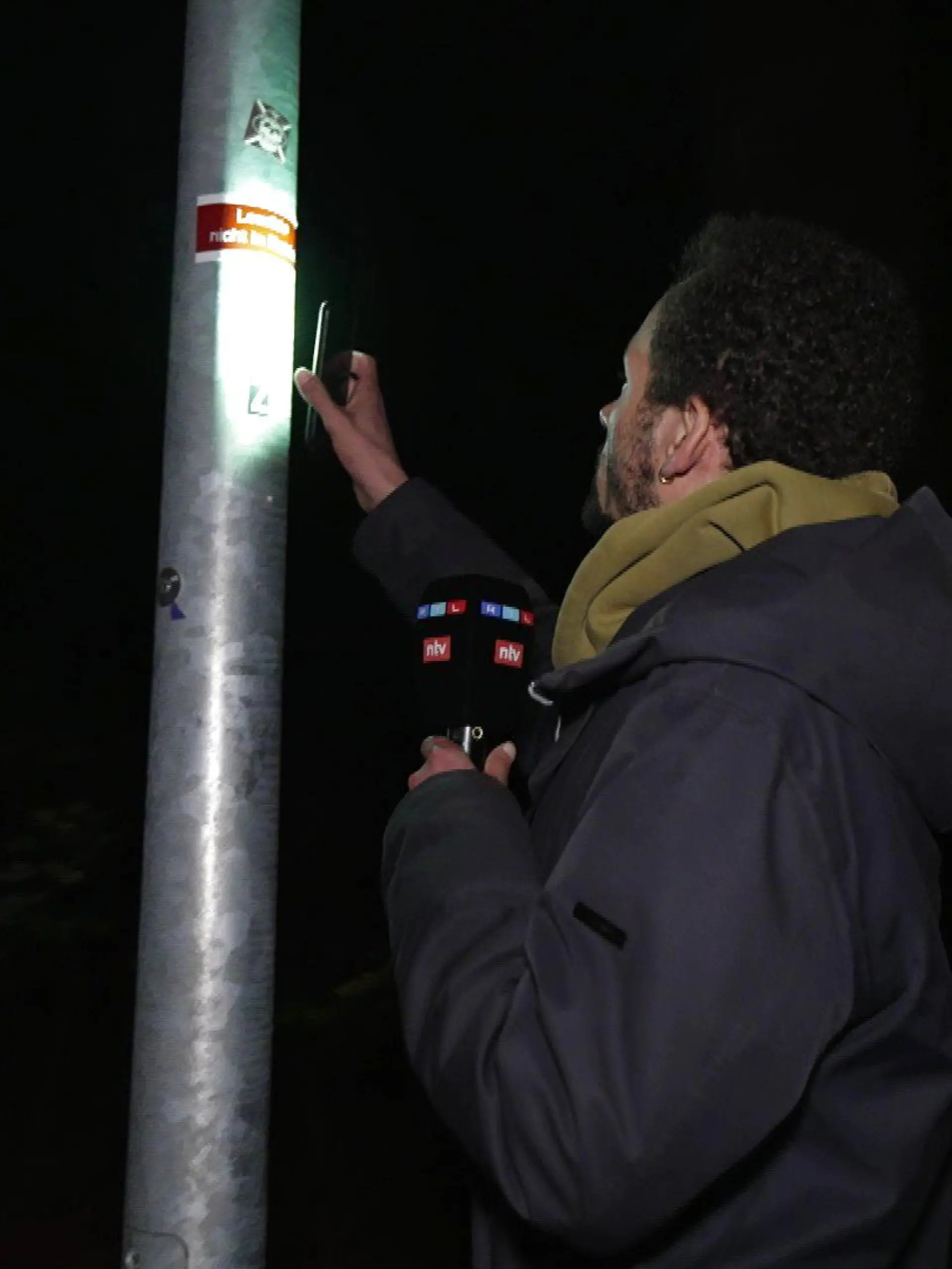Behördenirrsinn in Hamburger Park bringt kein Licht ins Dunkel - dabei stehen die Laternen schon.