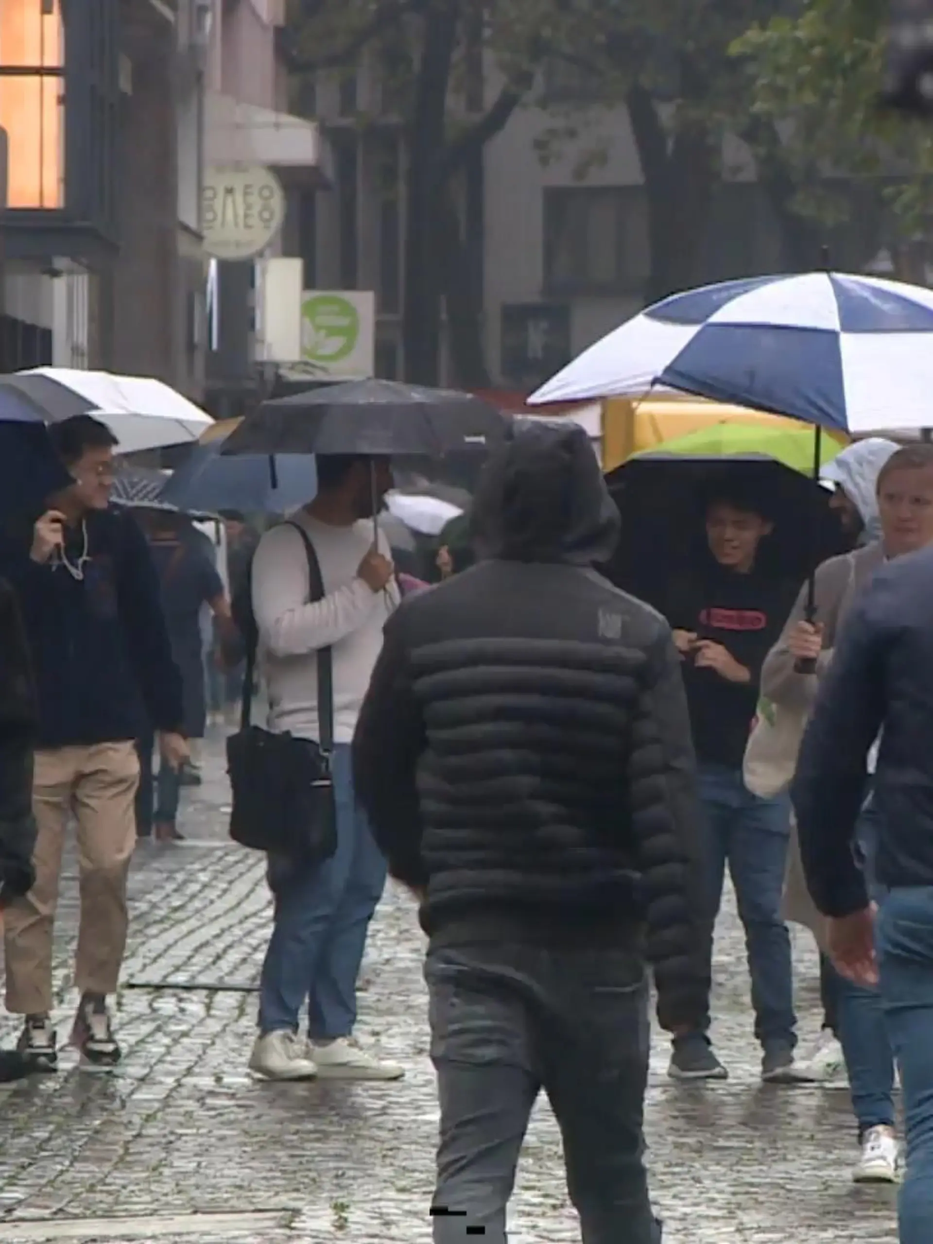 Gute Nachrichten für alle Schüler in NRW: Die Corona-Regeln im Herbst werden nicht nochmal strenger. Das entschied heute die Bundesregierung. Damit knickt der Bundesgesundheitsminister ein. Nach heftiger Kritik in den vergangenen Tagen. Karl Lauterbach wollte die Regeln per Gesetz verschärfen.