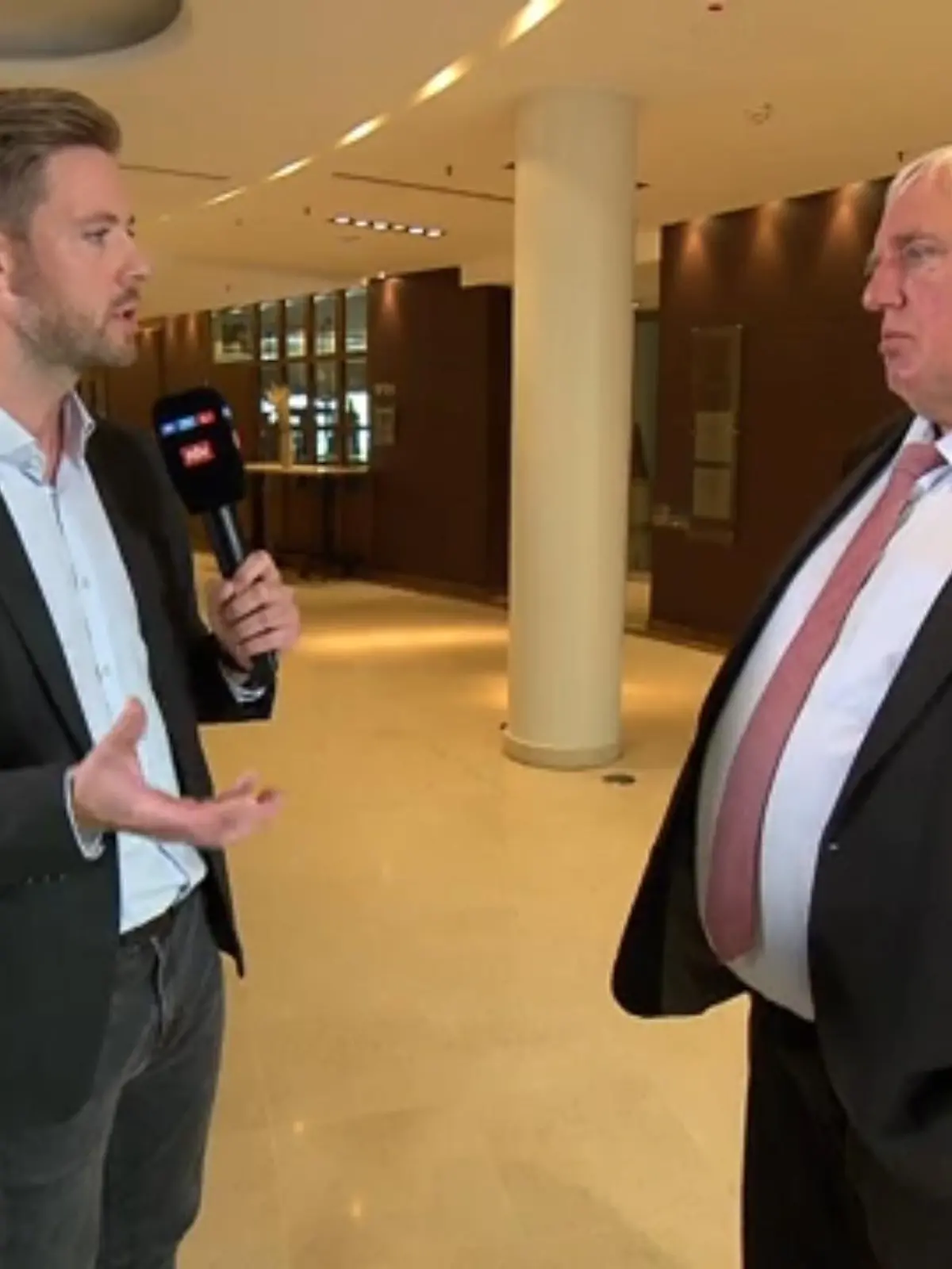 Was bedeuten die neuen Corona-Regeln für unser Bundesland? Und wie sieht die Landesregierung dem Herbst entgegen? Über all das und noch mehr hat RTL WEST Reporter Christian Benz mit NRW-Gesundheitsminister Karl-Josef Laumann gesprochen.