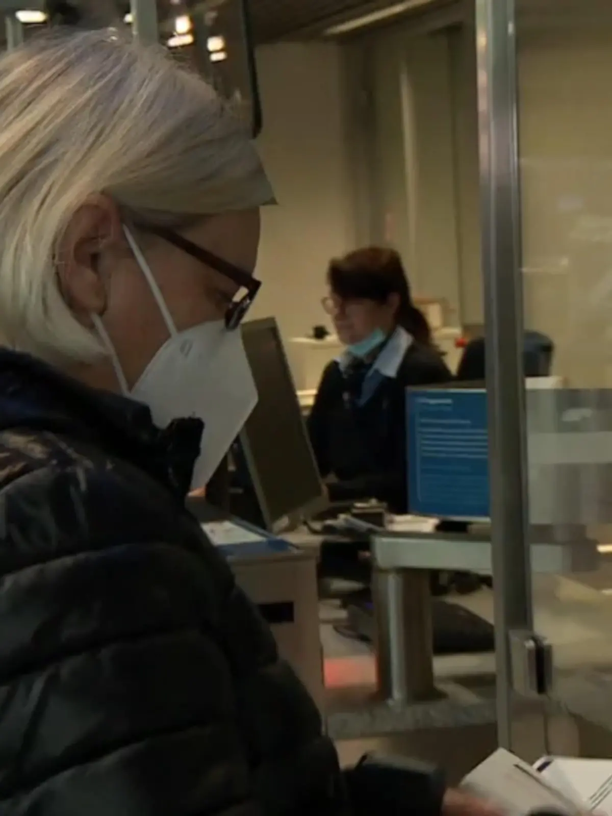 Es waren zum Teil chaotische Zustände an den Flughäfen in NRW in diesem Sommer. Viele Passagiere standen stundenlang in Schlangen und verpassten so den Flieger oder Flüge wurden direkt gecancelt. Und die Kunden warten zum Teil heute noch auf Erstattungen. Deshalb fordert jetzt das erste Bundesland: Flugtickets sollen erst beim Einchecken bezahlt werden. Fluggesellschaften gehen in die Luft, Verbraucherschützer sind auf Wolke 7.