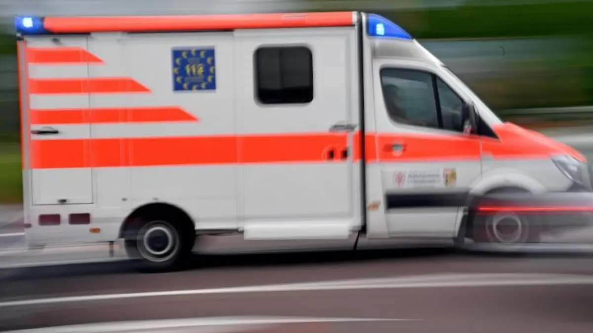 Ein Krankenwagen fährt mit Blaulicht über eine Straße