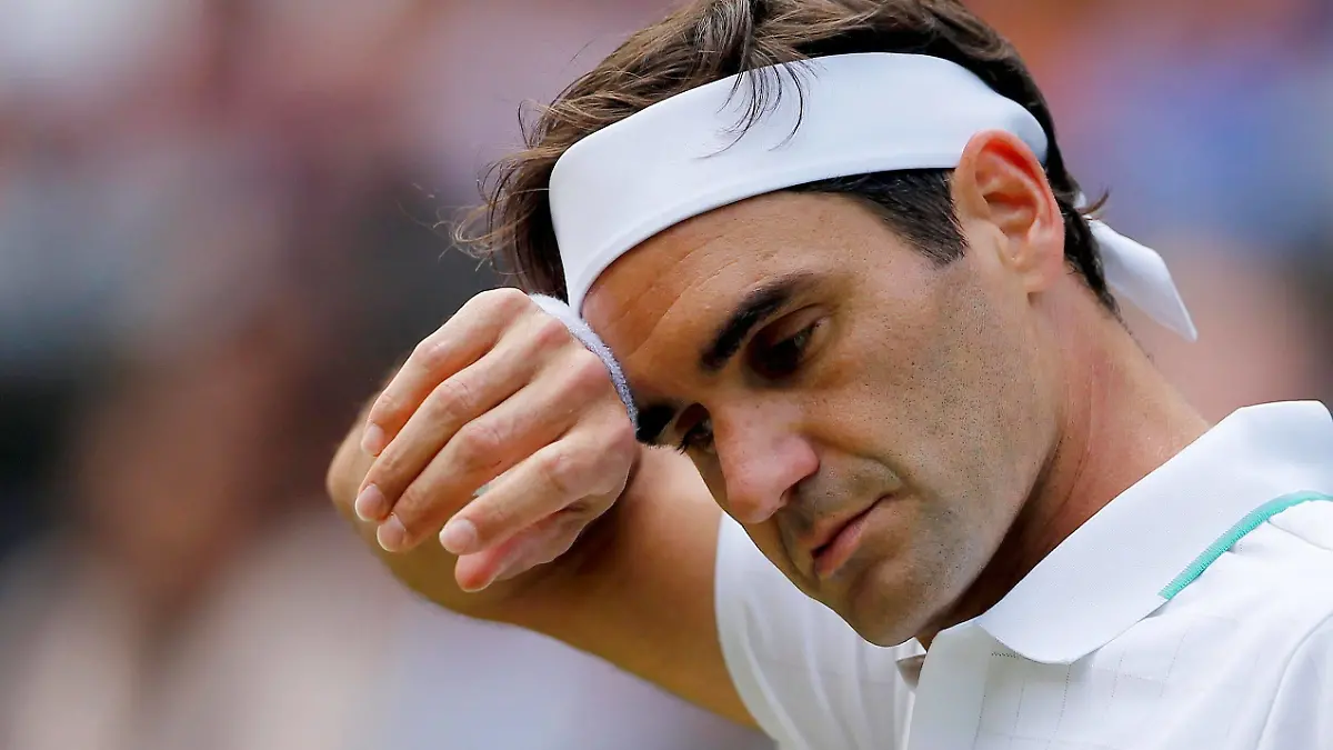 Mandatory Credit: Photo by Shutterstock 12199112am Roger Federer of Switzerland frustrated Wimbledon Tennis Championships, Day 9, The All England Lawn Tennis and Croquet Club, London, UK - 07 Jul 2021 Wimbledon Tennis Championships, Day 9, The All England Lawn Tennis and Croquet Club, London, UK - 07 Jul 2021 PUBLICATIONxINxGERxSUIxAUTXHUNxGRExMLTxCYPxROMxBULxUAExKSAxONLY Copyright: xShutterstockx 12199112am