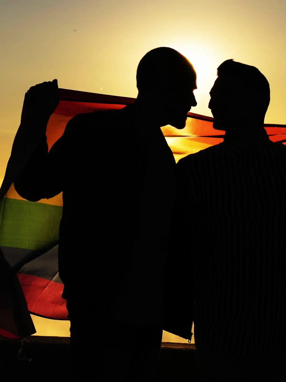  Silhouette of gay couple with gay pride flag in backlight model released Symbolfoto PUBLICATIONxINxGERxSUIxAUTxHUNxONLY LJF00504