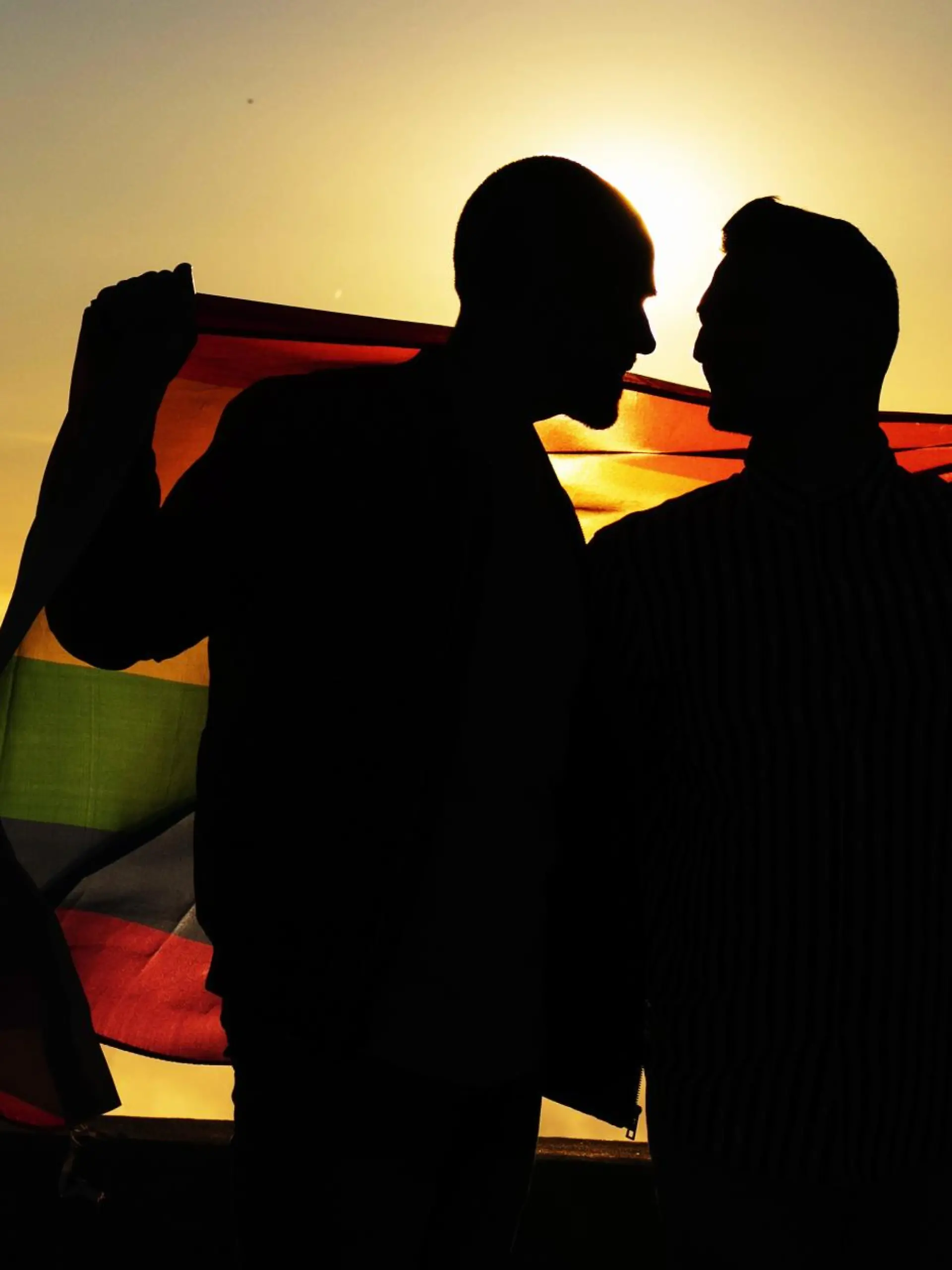  Silhouette of gay couple with gay pride flag in backlight model released Symbolfoto PUBLICATIONxINxGERxSUIxAUTxHUNxONLY LJF00504