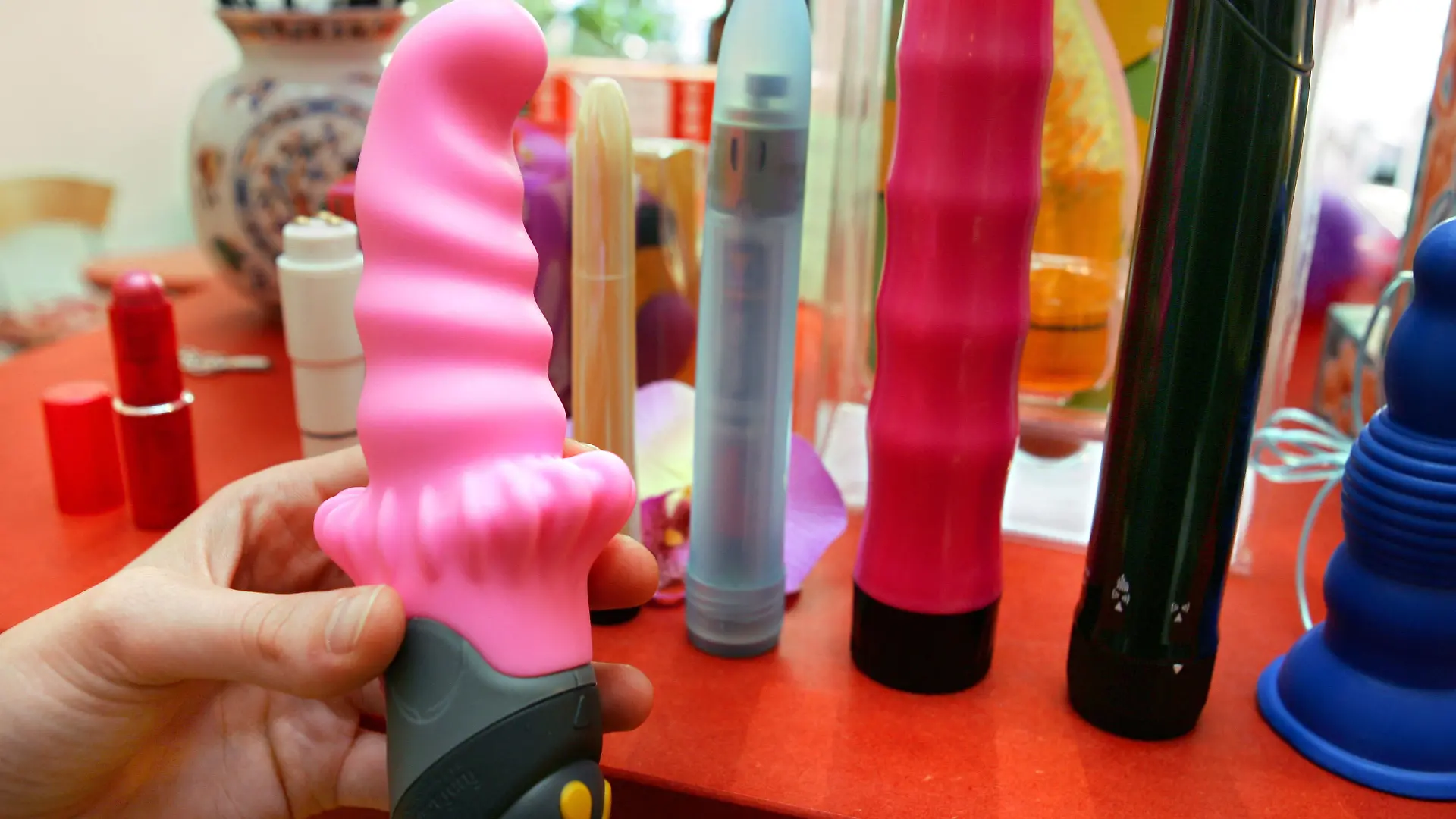 Dildos und Vibratoren, aufgenommen am Montag (21.08.2006) im Berliner Frauen-Erotikladen "La Luna". Mit den üblichen schummrigen Sexläden hat der Frauen-Erotikshop nichts gemein: Keine Peepshows, dunkle Ecken oder Berge von billigen Sexvideos. Foto: Gero Breloer dpa/lbn +++(c) dpa - Report+++