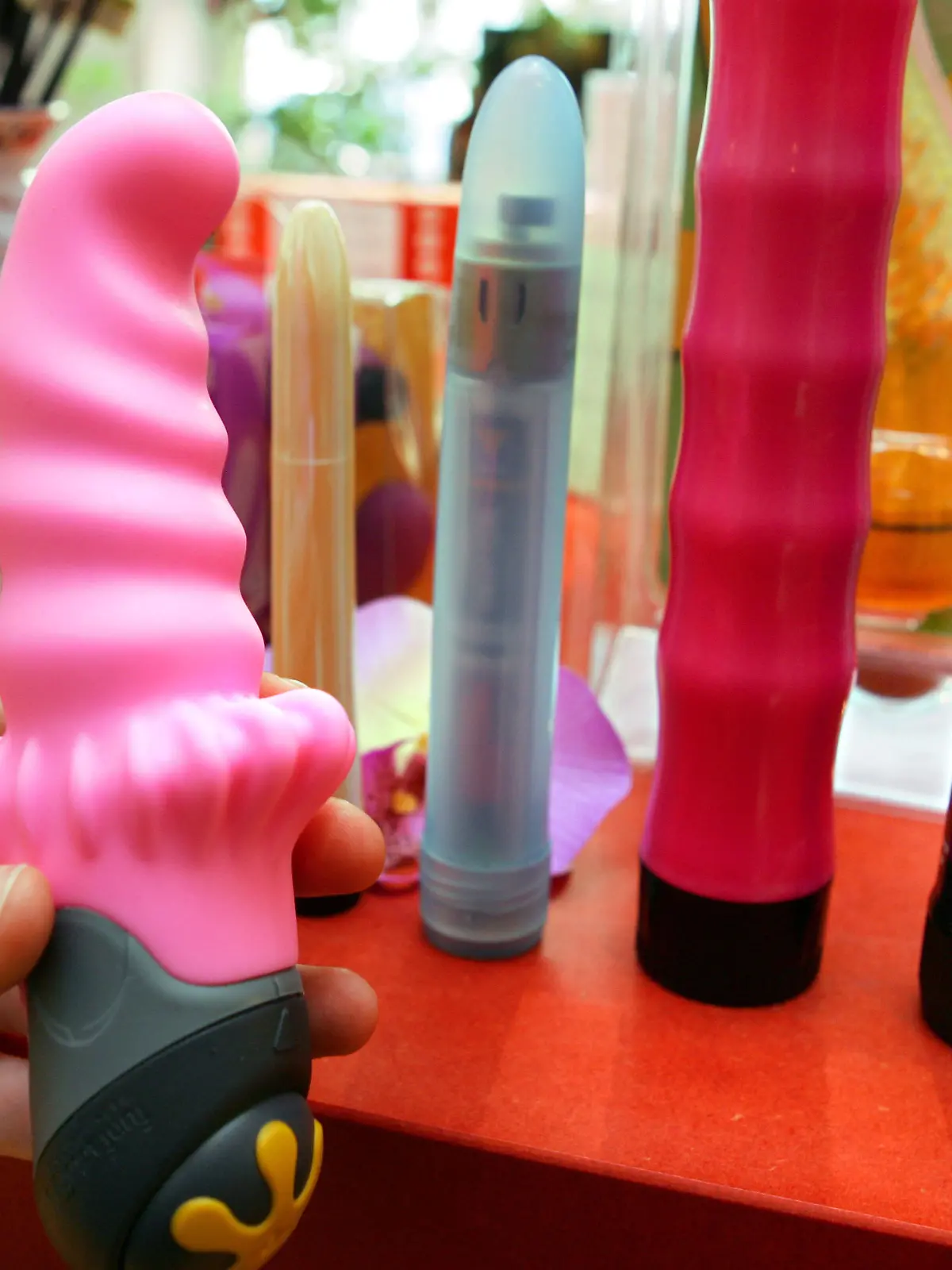 Dildos und Vibratoren, aufgenommen am Montag (21.08.2006) im Berliner Frauen-Erotikladen "La Luna". Mit den üblichen schummrigen Sexläden hat der Frauen-Erotikshop nichts gemein: Keine Peepshows, dunkle Ecken oder Berge von billigen Sexvideos. Foto: Gero Breloer dpa/lbn +++(c) dpa - Report+++