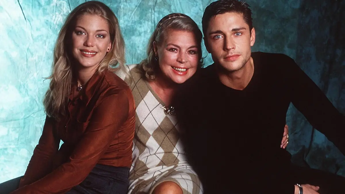 Unter uns RTL v.li.: Cecilia Kunz, Christiane Maybach, Oliver Bootz 11/96 her TV FERNSEHEN Schauspiel Serie leger sitzend angelehnt halb quer