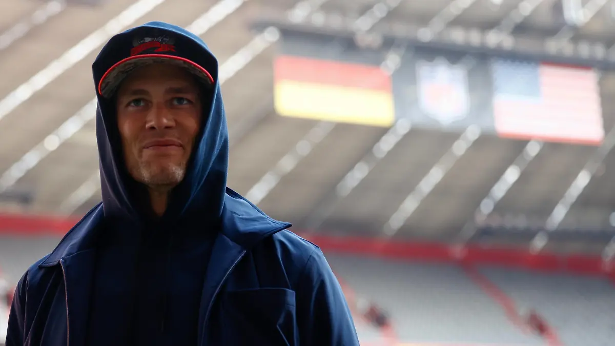 NFL, American Football Herren, USA International Series-Seattle Seahawks at Tampa Bay Buccaneers Nov 13, 2022 Munich, Germany, DEU Tampa Bay Buccaneers quarterback Tom Brady 12 enters the stadium prior to an International Series game against the Seattle Seahawks at Allianz Arena. Munich Allianz Arena Germany DEU, EDITORIAL USE ONLY PUBLICATIONxINxGERxSUIxAUTxONLY Copyright: xDouglasxDeFelicex 20221113_DD_da9_0014