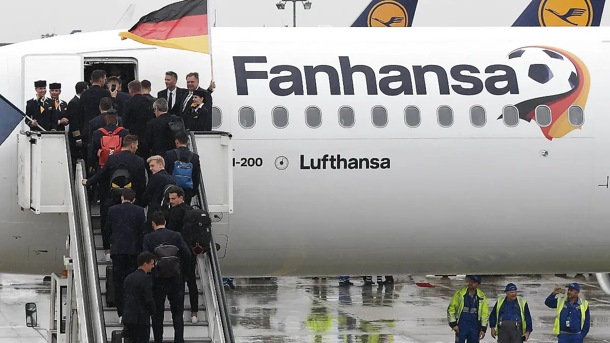 WM 2018, DFB-Nationalteam - Abflug in Frankfurt 12.06.2018, xmhx, Fussball WM 2018, Deutsche Fussball Nationalmannschaft DFB Abflug vom Frankfurt Flughafen mit LH 2018 zur Weltmeisterschaft 2018 nach Russland, emspor, v.l. Team besteigt das Flugzeug Frankfurt am Main *** 12 06 2018 xmhx Football World Cup 2018 German Football Team DFB Departure from Frankfurt Airport with LH 2018 to the World Cup 2018 to Russia emspor v l team boarding the plane Frankfurt am Main  