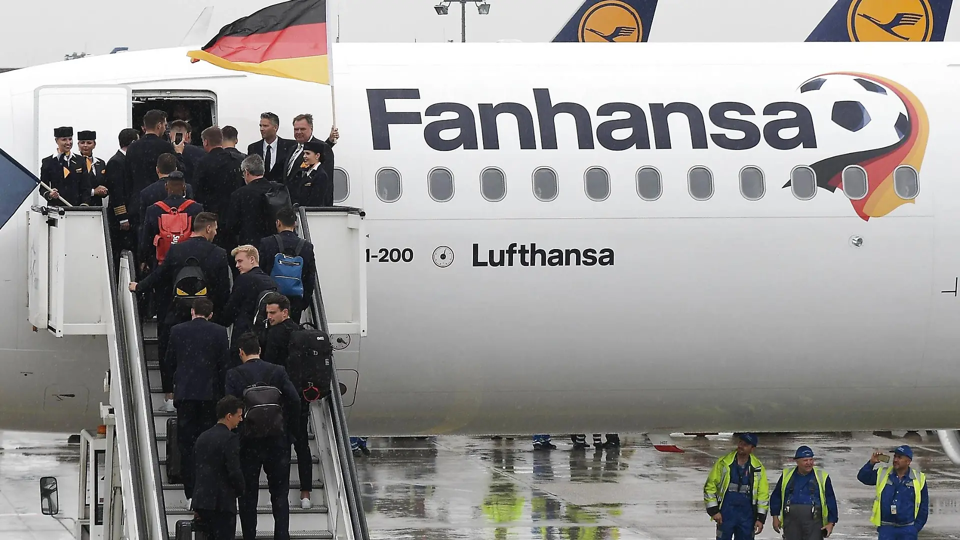 WM 2018, DFB-Nationalteam - Abflug in Frankfurt 12.06.2018, xmhx, Fussball WM 2018, Deutsche Fussball Nationalmannschaft DFB Abflug vom Frankfurt Flughafen mit LH 2018 zur Weltmeisterschaft 2018 nach Russland, emspor, v.l. Team besteigt das Flugzeug Frankfurt am Main *** 12 06 2018 xmhx Football World Cup 2018 German Football Team DFB Departure from Frankfurt Airport with LH 2018 to the World Cup 2018 to Russia emspor v l team boarding the plane Frankfurt am Main