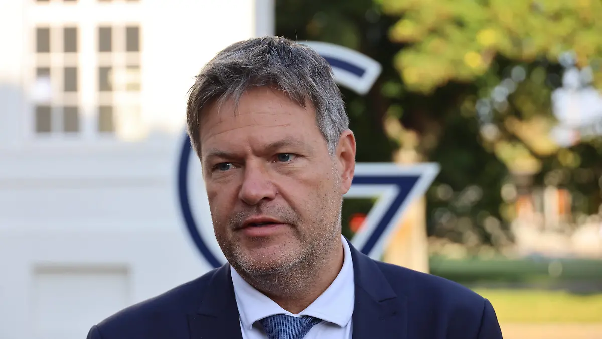 G 7 Praesidentschaft Robert Habeck 15.09.2022, Germany, Neuhardenberg, Schloss Neuhardenberg, Treffen der G 7 Handels und Wirtschaftsminister Robert Habeck Habeck und G 7 Symbol begruesst seine Amtkollegen, , Ganzfigur ,roter Teppich, Haende von Habeck, Portrait, Halbfigurc   Berlin, EUID DEF1103R.HRB123335B Neuhardenberg Brandenburg Germany *** G 7 Presidency Robert Habeck 15 09 2022, Germany, Neuhardenberg, Neuhardenberg Castle, Meeting of G 7 Trade and Economic Minister Robert Habeck Habeck and