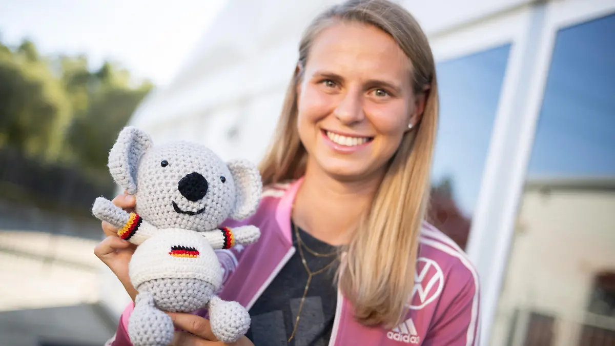 dpatopbilder - 27.07.2023, Australien, Wyong: Fußball: WM, Frauen, Pressekonferenz Deutschland: Klara Bühl hält den Häkel-Koala namens Waru in der Hand. Diesen hat sie als Maskottchen für das Team gehäkelt. Foto: Sebastian Christoph Gollnow/dpa +++ dpa-Bildfunk +++