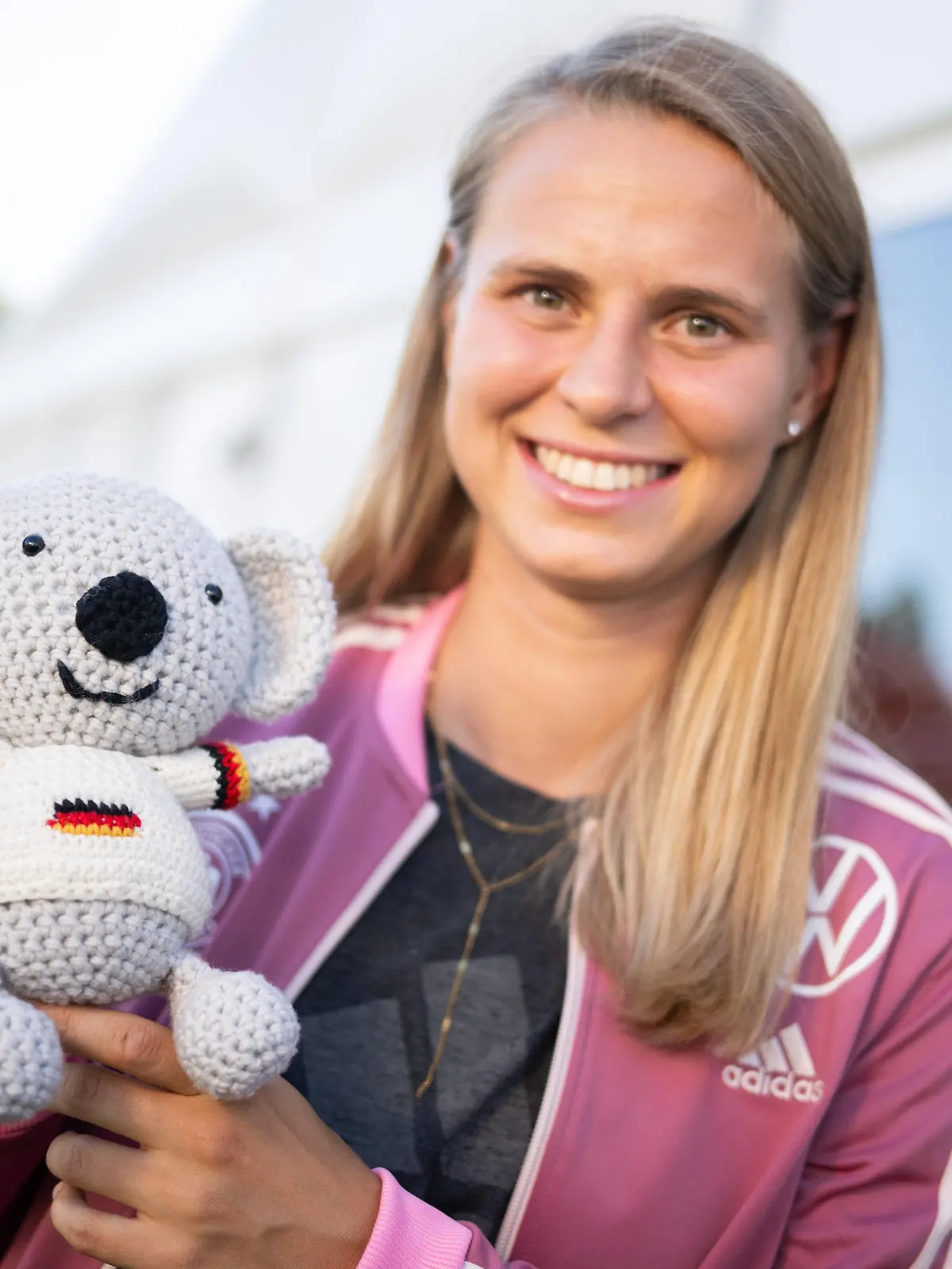 dpatopbilder - 27.07.2023, Australien, Wyong: Fußball: WM, Frauen, Pressekonferenz Deutschland: Klara Bühl hält den Häkel-Koala namens Waru in der Hand. Diesen hat sie als Maskottchen für das Team gehäkelt. Foto: Sebastian Christoph Gollnow/dpa +++ dpa-Bildfunk +++