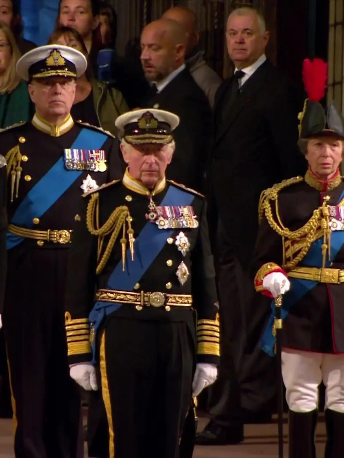 Die vier Kinder der Queen bei einer Mahnwache