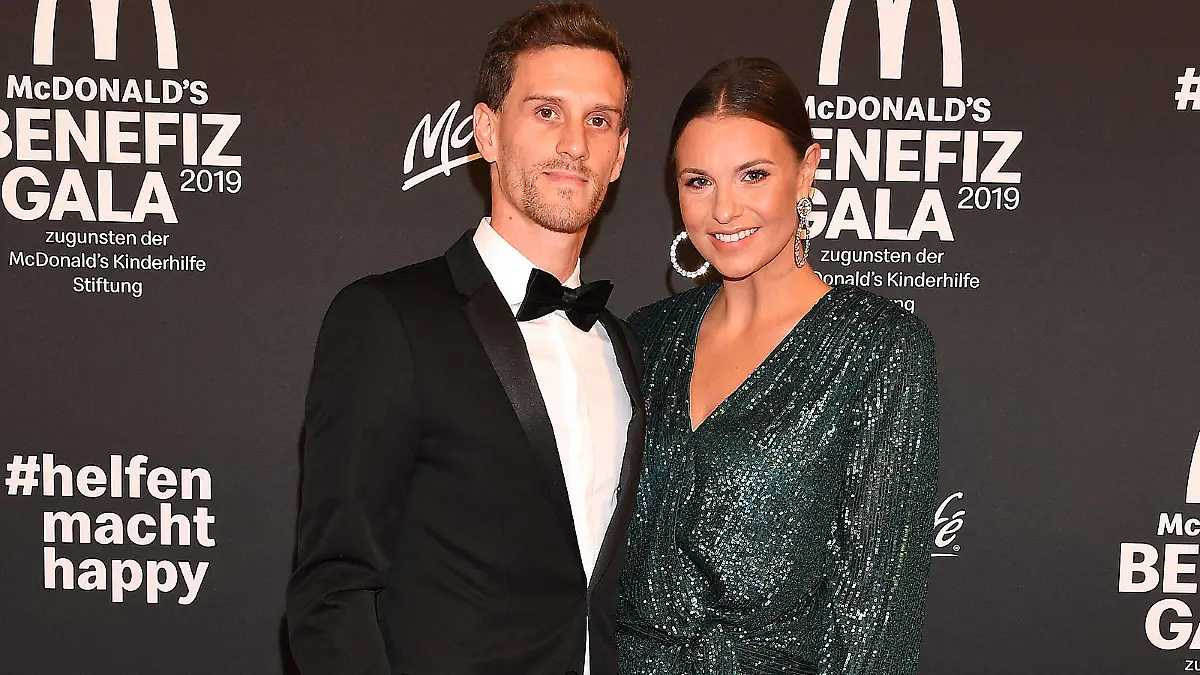 Laura Wontorra und Simon Zoller bei der Benefiz Gala zugunsten der McDonalds Kinderhilfe Stiftung am 9.11.2019 in München McDonalds Kinderhilfe Benefizgala 2019 in München *** Laura Wontorra and Simon Zoller at the benefit gala for the McDonalds Childrens Aid Foundation on 9 11 2019 in Munich McDonalds Childrens Aid Benefizgala 2019 in Munich PUBLICATIONxINxGERxSUIxAUTxONLY