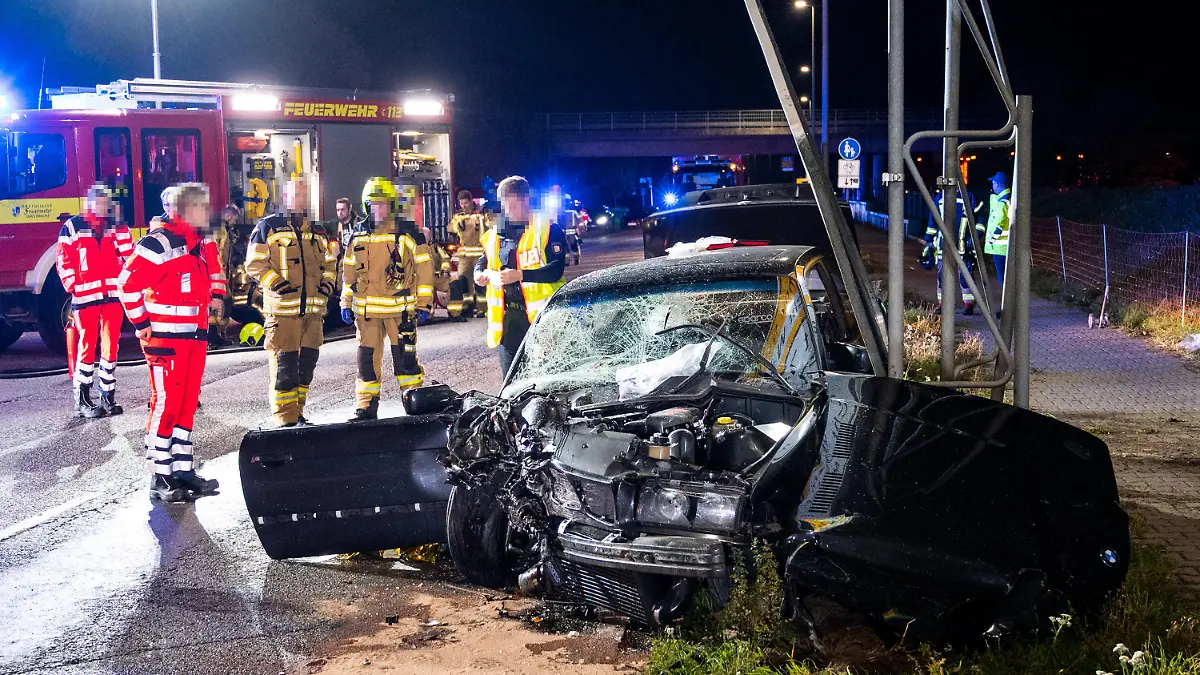 15.11.2022, Schleswig-Holstein, Geesthacht: Ein Autowrack steht nach einem Verkehrsunfall auf der Straße. Bei dem Zusammenstoß zwischen zwei Fahrzeugen ist ein Mensch ums Leben gekommen, drei weitere wurden verletzt. Foto: Daniel Bockwoldt/dpa +++ dpa-Bildfunk +++