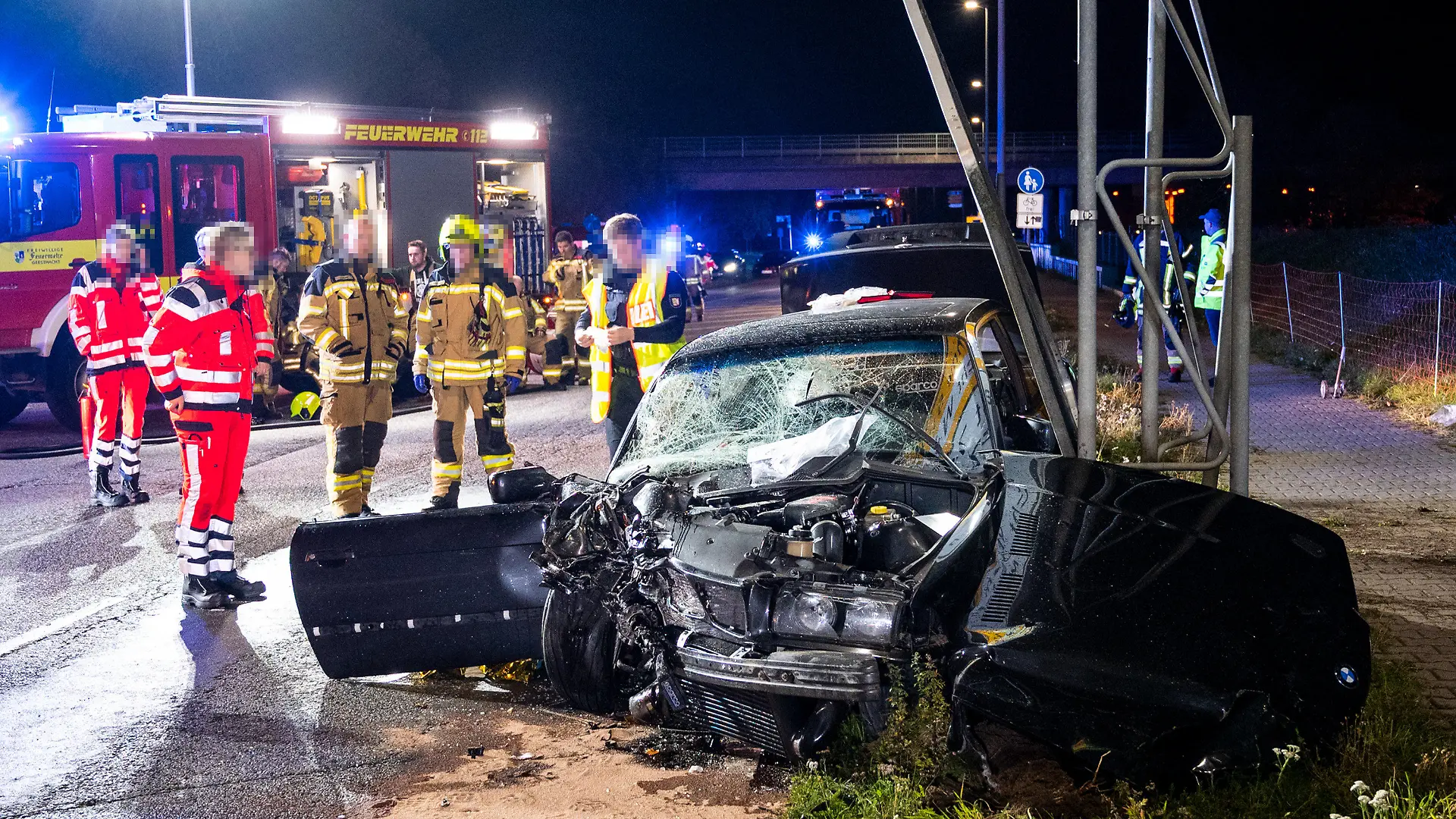 15.11.2022, Schleswig-Holstein, Geesthacht: Ein Autowrack steht nach einem Verkehrsunfall auf der Straße. Bei dem Zusammenstoß zwischen zwei Fahrzeugen ist ein Mensch ums Leben gekommen, drei weitere wurden verletzt. Foto: Daniel Bockwoldt/dpa +++ dpa-Bildfunk +++