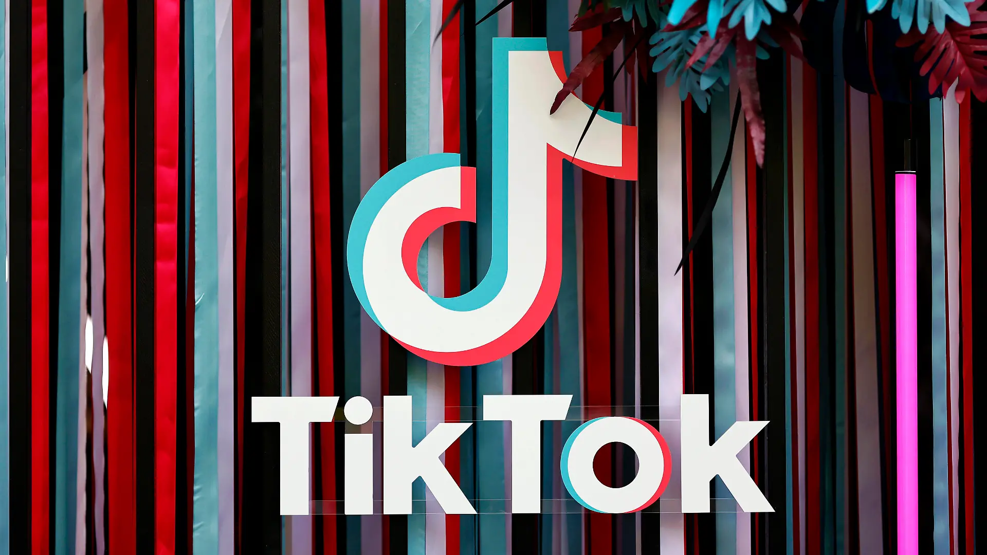 Das Logo der Videoplattform TikTok auf dem VideoDays Festival 2022 in der Halle Tor 2. Das VideoDays Festival ist der Ort, an dem sich unter dem Motto By Creators for Creators Creators, Brands und die Community treffen und an zwei Tagen miteinander austauschen können. Die Veranstaltung wird durch die Staatskanzlei NRW und die Medienstiftung NRW unterstützt. Köln, 07.09.2022 NRW Deutschland *** The logo of the video platform TikTok at the VideoDays Festival 2022 in the hall Tor 2 The VideoDays Festival is the place where creators, brands and the community can meet and exchange ideas over two days under the motto By Creators for Creators The event is supported by the State Chancellery NRW and the Media Foundation NRW Cologne, 07 09 2022 Copyright: xChristophxHardtx