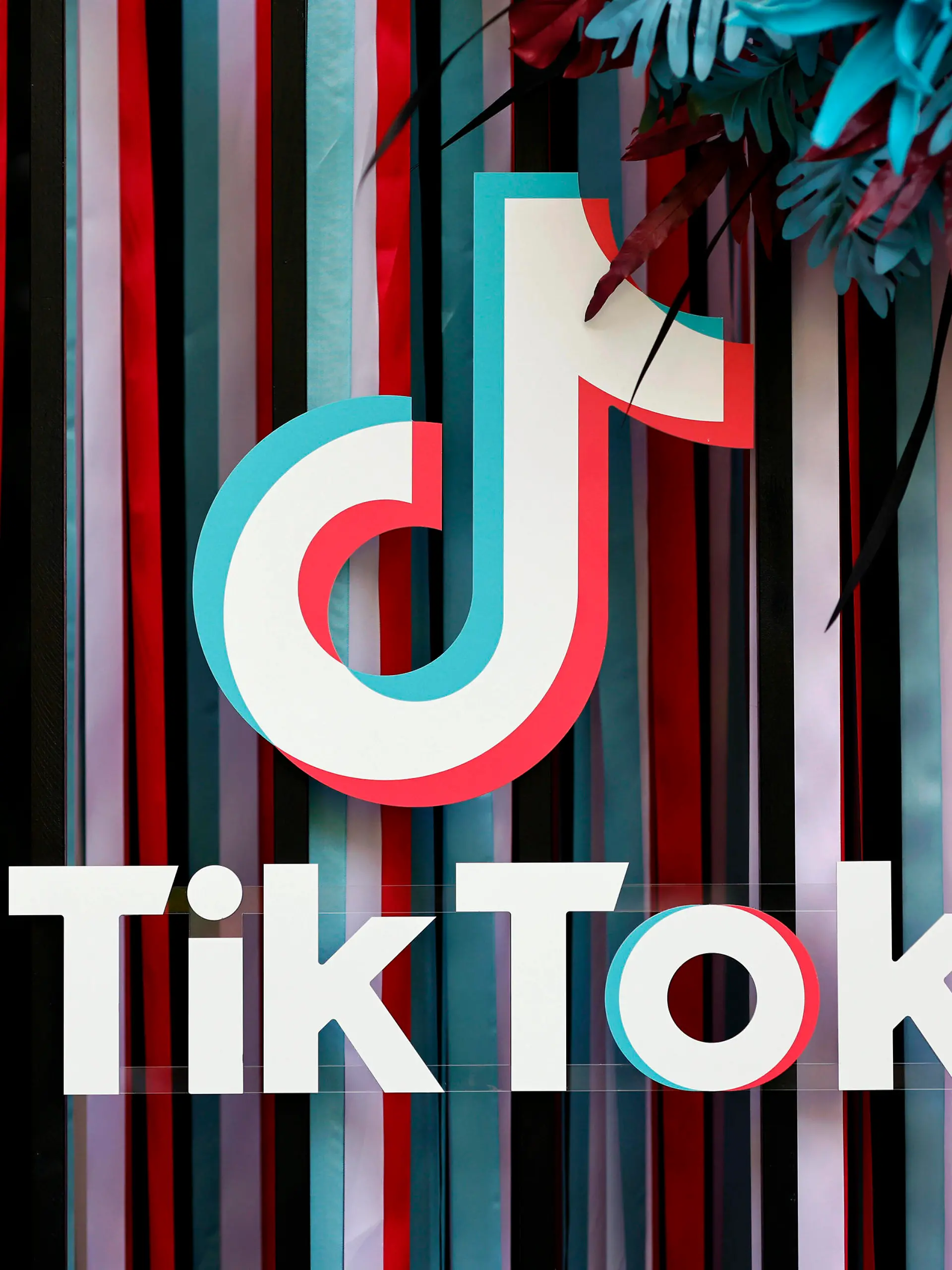  Das Logo der Videoplattform TikTok auf dem VideoDays Festival 2022 in der Halle Tor 2. Das VideoDays Festival ist der Ort, an dem sich unter dem Motto By Creators for Creators Creators, Brands und die Community treffen und an zwei Tagen miteinander austauschen können. Die Veranstaltung wird durch die Staatskanzlei NRW und die Medienstiftung NRW unterstützt. Köln, 07.09.2022 NRW Deutschland *** The logo of the video platform TikTok at the VideoDays Festival 2022 in the hall Tor 2 The VideoDays Festival is the place where creators, brands and the community can meet and exchange ideas over two days under the motto By Creators for Creators The event is supported by the State Chancellery NRW and the Media Foundation NRW Cologne, 07 09 2022 Copyright: xChristophxHardtx