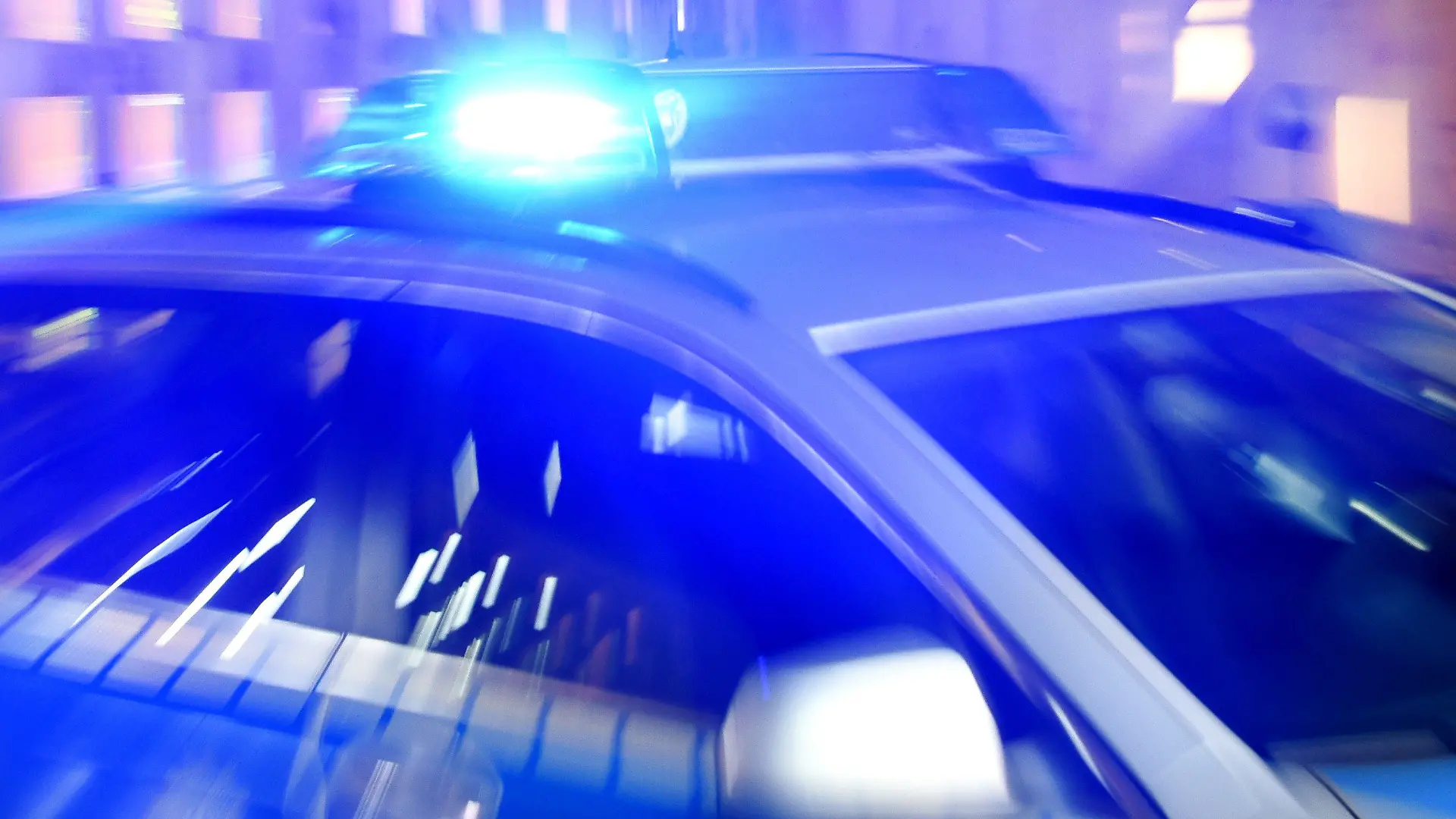 ARCHIV - 06.08.2015, Schleswig-Holstein, Flensburg: ILLUSTRATION - Ein Streifenwagen der Polizei steht mit eingeschaltetem Blaulicht auf der Straße. (zu dpa: «Polizei will digitaler arbeiten - neue App für Dokumentenprüfung») (zu dpa: «Polizei will digitaler arbeiten - neue App für Dokumentenprüfung») Foto: Carsten Rehder/dpa +++ dpa-Bildfunk +++