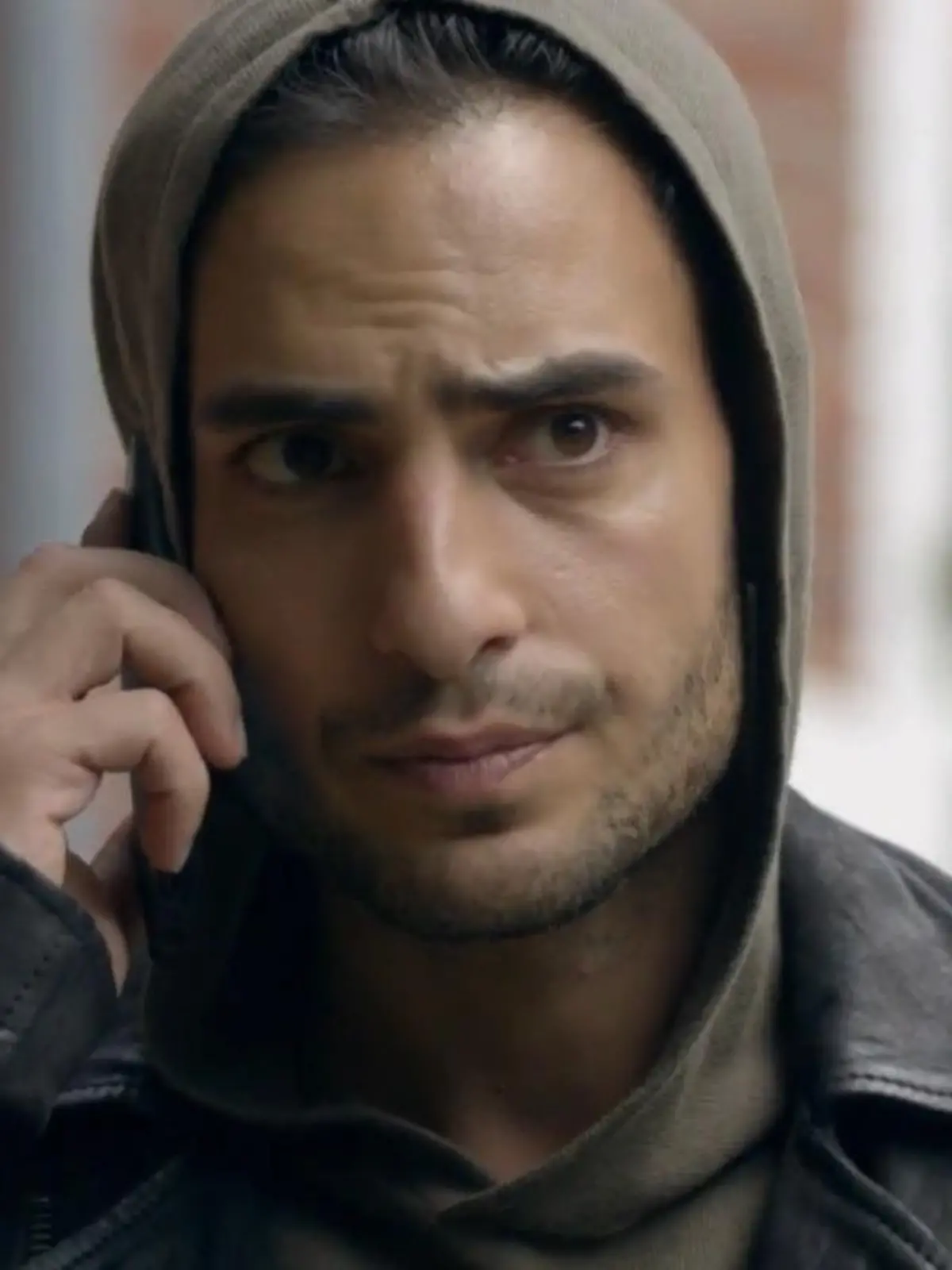 Nihat erhält einen sehr unschönen Anruf