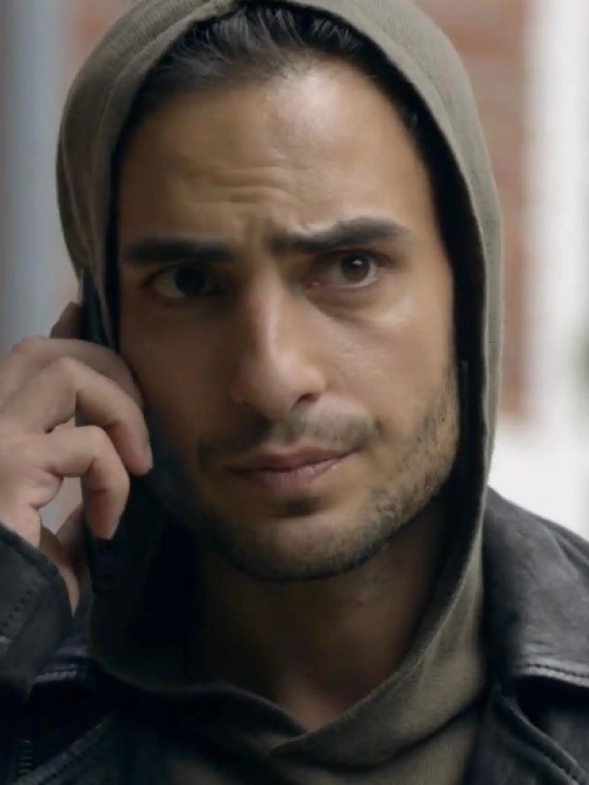 Nihat erhält einen sehr unschönen Anruf