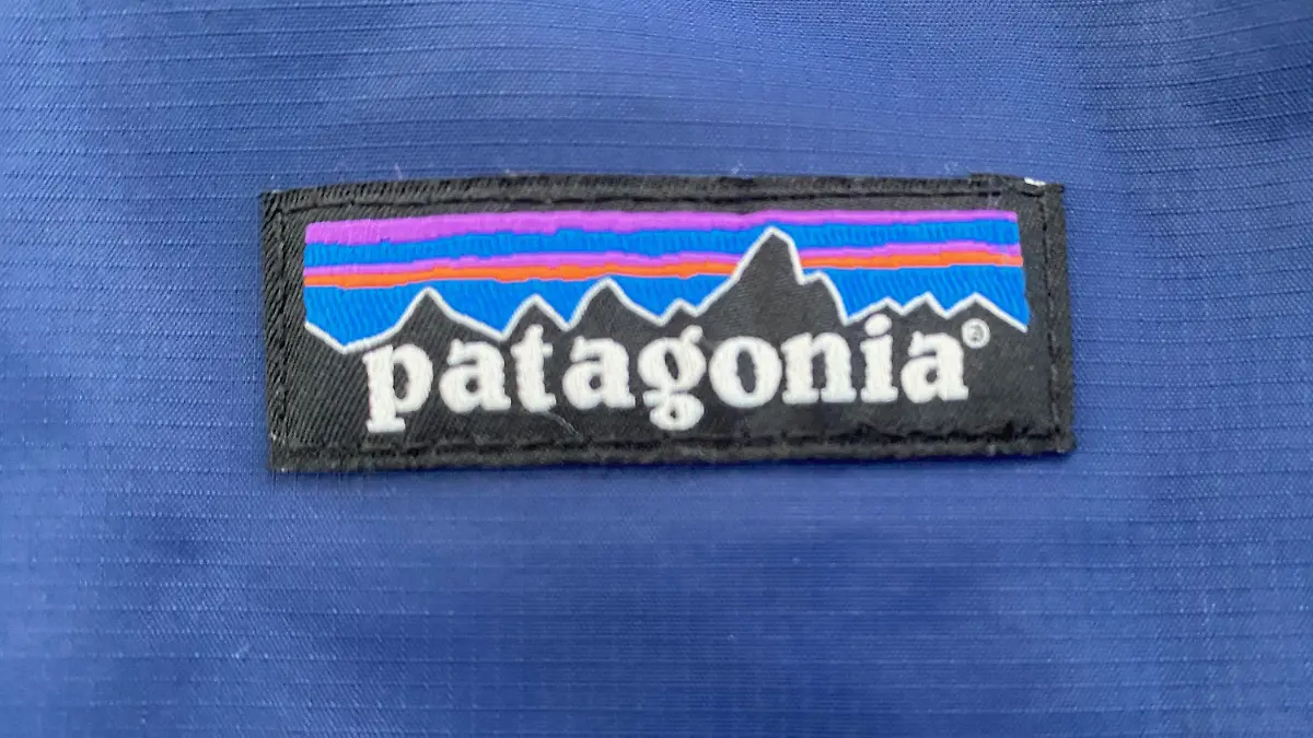 14.09.2022, USA, Racine: Das Logo der Firma Patagonia. (zu dpa «Patagonia-Gründer gibt Firma ab - Kampf gegen Klimawandel») Foto: Mark Hertzberg/ZUMA Press Wire/dpa +++ dpa-Bildfunk +++