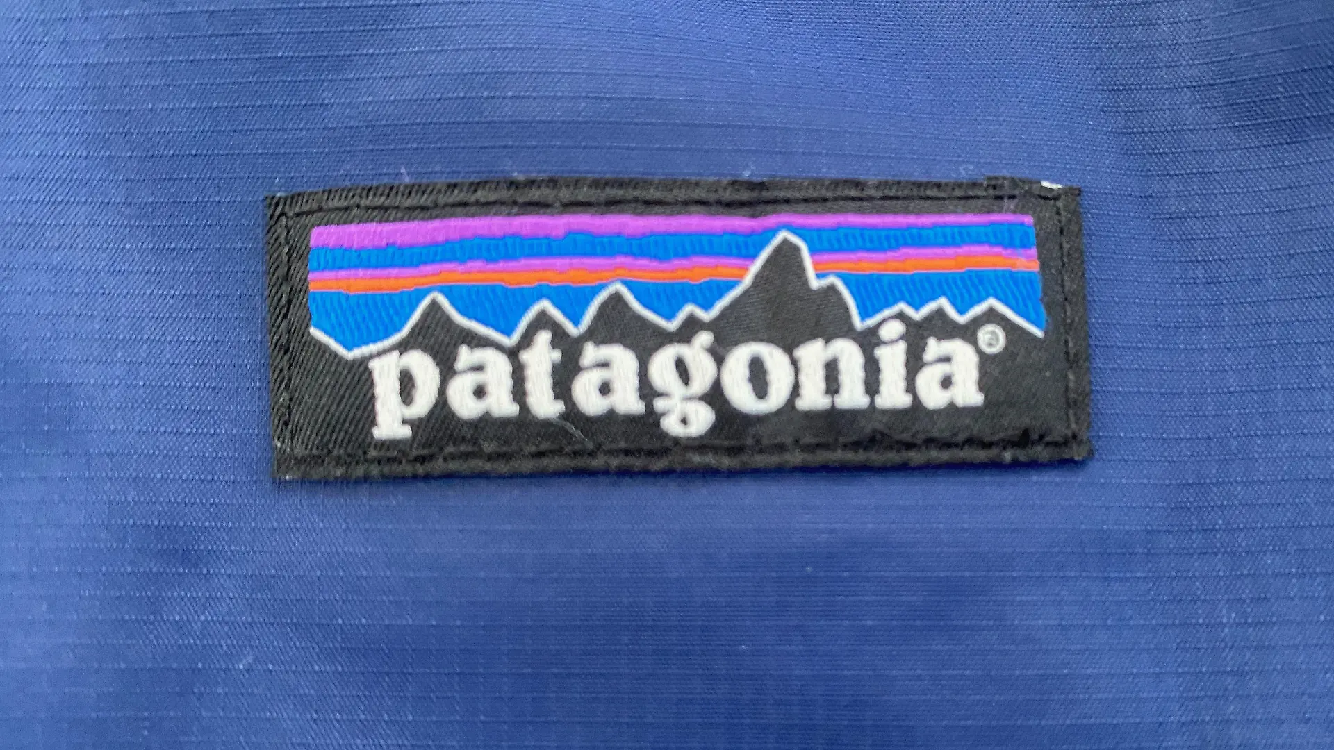 14.09.2022, USA, Racine: Das Logo der Firma Patagonia. (zu dpa «Patagonia-Gründer gibt Firma ab - Kampf gegen Klimawandel») Foto: Mark Hertzberg/ZUMA Press Wire/dpa +++ dpa-Bildfunk +++
