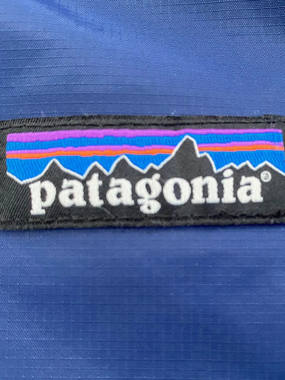 14.09.2022, USA, Racine: Das Logo der Firma Patagonia. (zu dpa «Patagonia-Gründer gibt Firma ab - Kampf gegen Klimawandel») Foto: Mark Hertzberg/ZUMA Press Wire/dpa +++ dpa-Bildfunk +++