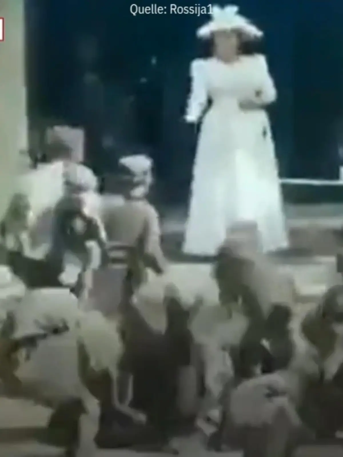 Plumpe Propaganda im Russen-TV: Anlässlich des Todes der britisches Königin Elizabeth II. hat das Staatsfernsehen ein falsches Video gezeigt. Darin wird behauptet, dass die Monarchin bei einem Besuch in Afrika kleine Kinder wie Tiere füttert