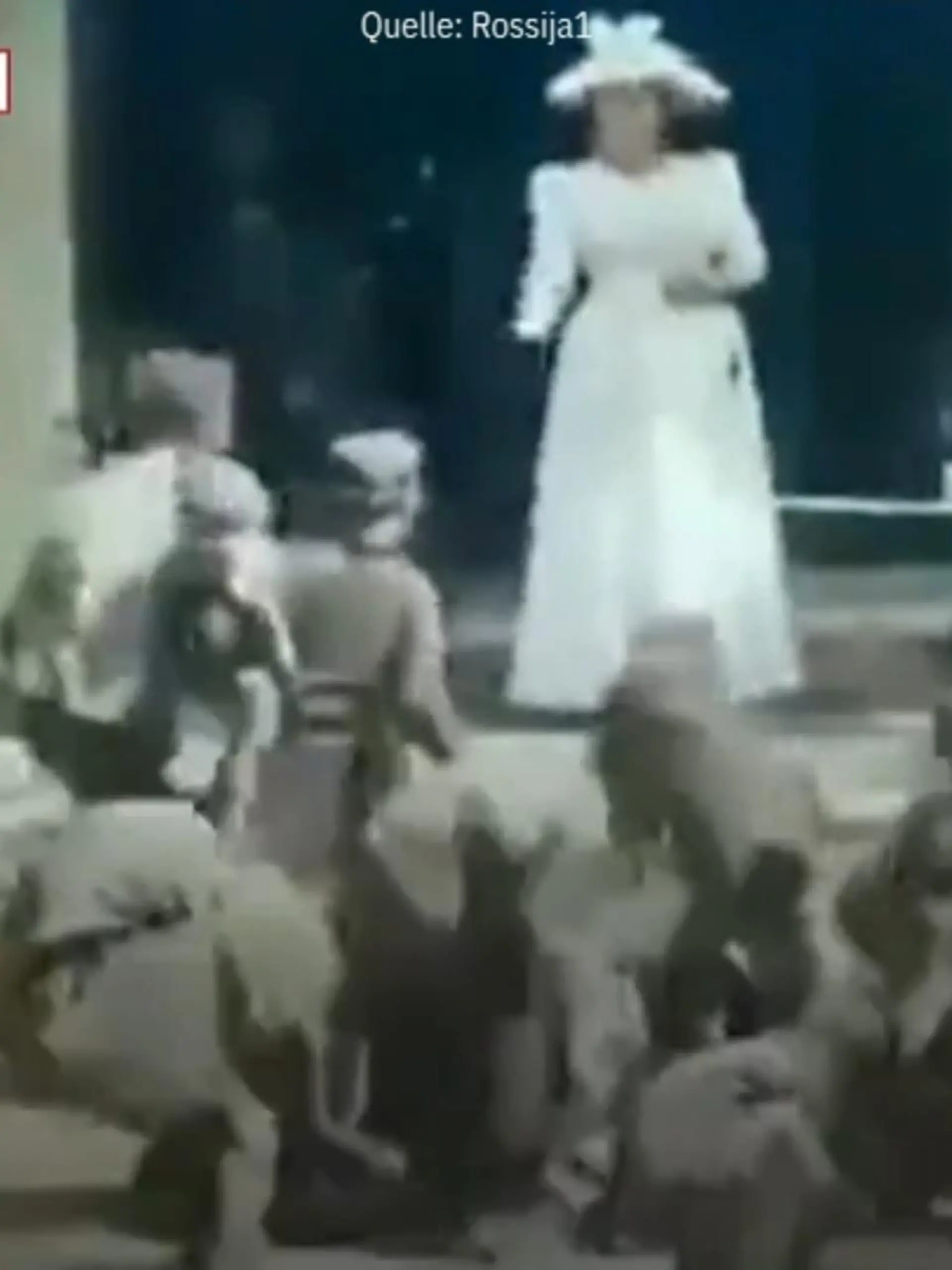 Plumpe Propaganda im Russen-TV: Anlässlich des Todes der britisches Königin Elizabeth II. hat das Staatsfernsehen ein falsches Video gezeigt. Darin wird behauptet, dass die Monarchin bei einem Besuch in Afrika kleine Kinder wie Tiere füttert