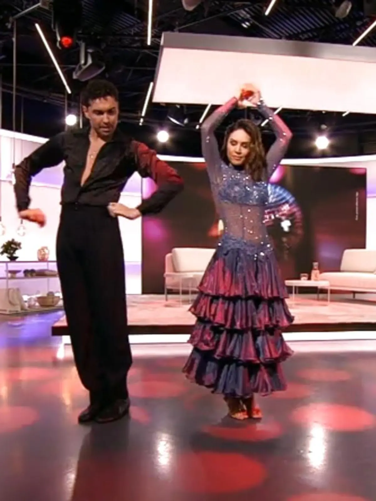 Über drei Jahre nach dem "Let's Dance"-Halbfinale der 12. Staffel muss Nazan Eckes bei GALA ran: Schafft sie es, nach zehn Minuten Training ihren Paso Doble wieder auf die Tanzfläche zu bringen?