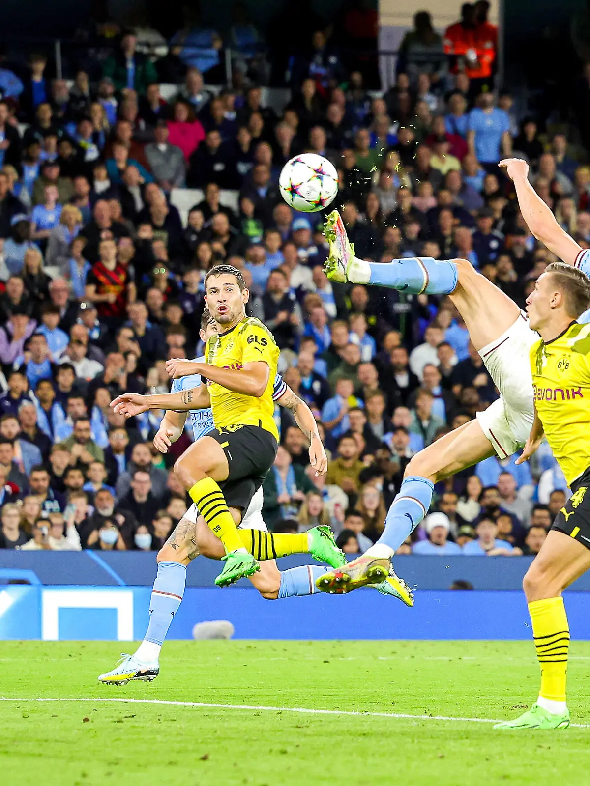  Manchester City v Borussia Dortmund Champions League 14/09/2022. Goal 2-1 Erling Haaland 9 of Manchester City scores a goal during the Champions League match between Manchester City and Borussia Dortmund at the Etihad Stadium, Manchester, England on 14 September 2022. Editorial use only PUBLICATIONxNOTxINxUK , Copyright: xNigelxKeenex PSI-15970-0065