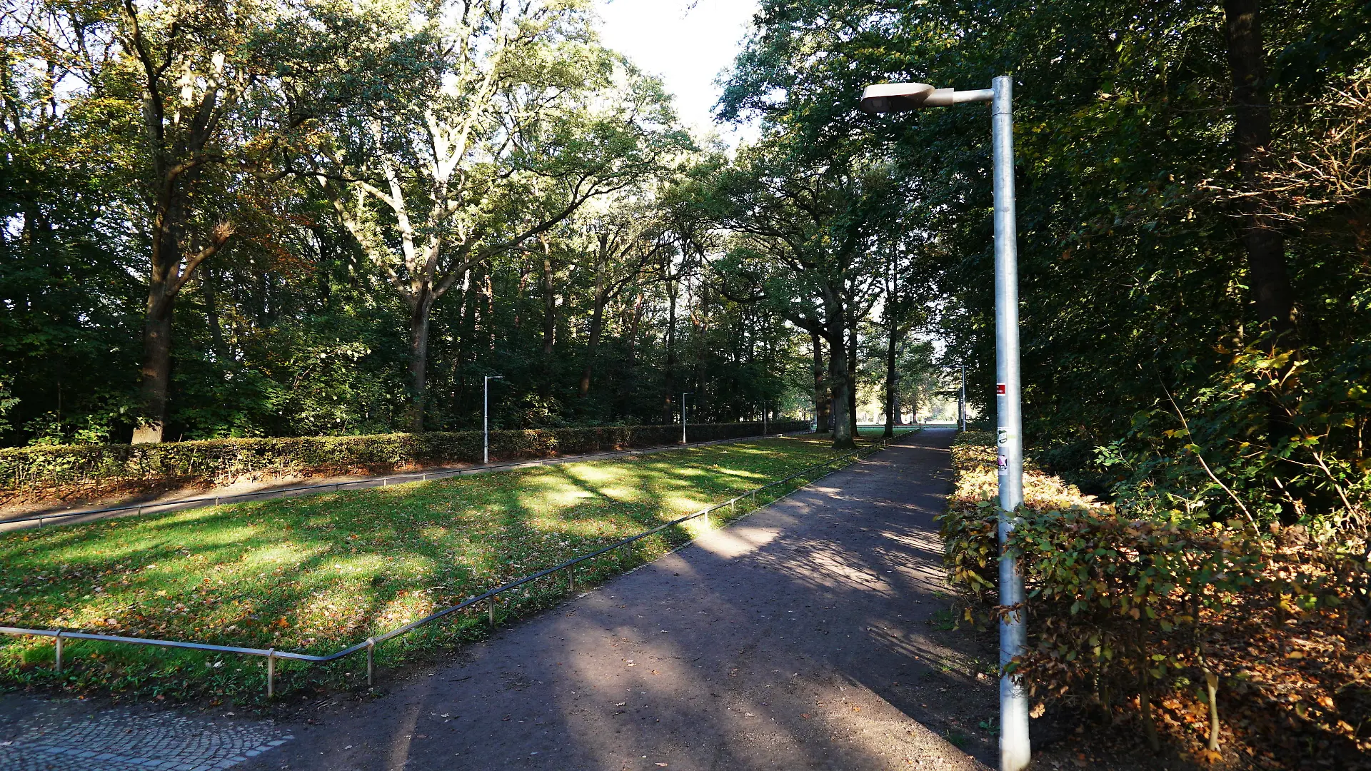 Da waren die Planer wohl nicht gerade die "hellsten Kerzen" 
Lampen / Laternen leuchten nur wenn Strom fließt. Dies scheint aber bei gewissen Planern der Stadt möglicherweise unbekannt zu sein. Jedenfalls hat die Stadt Hamburg im Altonaer Volkspark Latenen aufgebaut aber die Stromleitungen vergessen. Da waren bei der Planung möglicherweise die Planer sprichwörtlich "nicht die hellten Kerzen und ihnen geht spätenstens jetzt ein Licht auf". Jetzt weisen Aufkleber daraufin das die Lampen nicht in Betrieb sind. Vielleicht wollte man aber auch einfach nur Energie sparen um es ironisch zu sehen.
051122