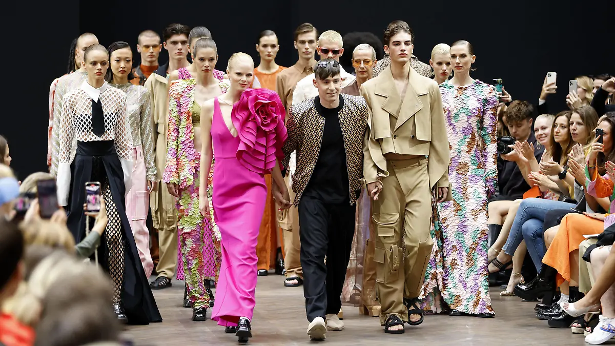  Kilian Kerner mit Models auf dem Laufsteg bei seiner Fashion Show am 6.09.2022 im Rahmen der Mercedes Benz Fashion Week in Berlin MBFW Fashionweek Berlin - Kilian Kerner Show *** Kilian Kerner with models on the catwalk at his fashion show on 6 09 2022 as part of the Mercedes Benz Fashion Week in Berlin MBFW Fashionweek Berlin Kilian Kerner Show PUBLICATIONxINxGERxSUIxAUTxONLY