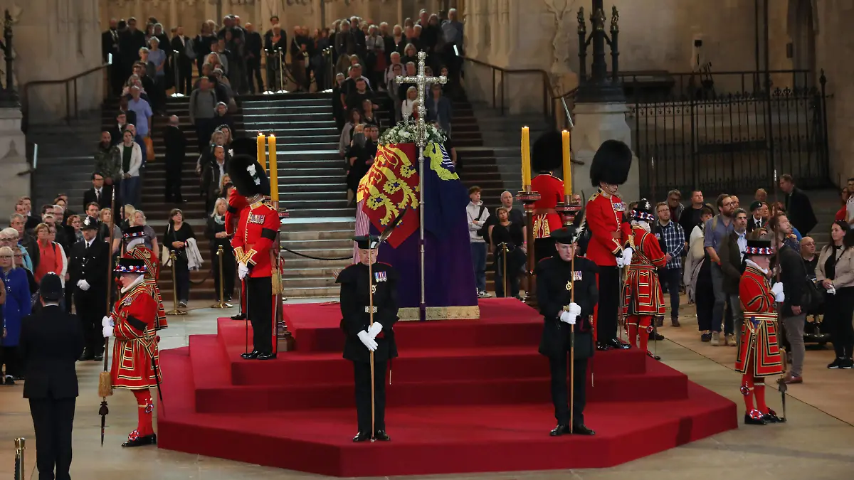  People file past the coffin of Her Majesty Queen Elizabeth II who.will lie in state in Westminster Hall for four days. The coffin is draped with the Royal Standard on which lie the Instruments of State the Imperial State Crown, the Orb and the Sceptre. A continuous vigil is being kept by The King s Body Guards of the Honourable Corps of Gentleman at Arms,The Royal Company of Archers,The Yeomen of the Guard assisted by the Yeomen Warders of the Tower of London and by Officers of the Household division in London, on Thursday, September 15, 2022. Queen Elizabeth II s funeral will take place at Westminster Abbey on Monday 19th September and is expected to be attended by leaders from all around the world. PUBLICATIONxINxGERxSUIxAUTxHUNxONLY LON2022091520 HUGOxPHILPOTT