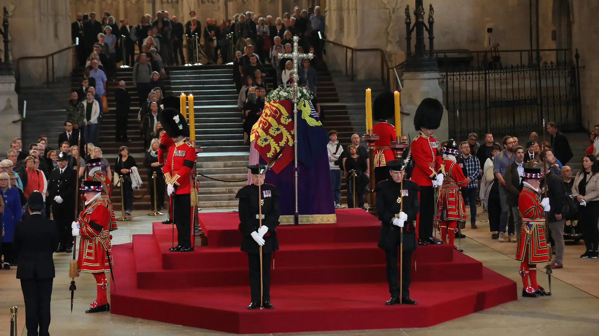 People file past the coffin of Her Majesty Queen Elizabeth II who.will lie in state in Westminster Hall for four days. The coffin is draped with the Royal Standard on which lie the Instruments of State the Imperial State Crown, the Orb and the Sceptre. A continuous vigil is being kept by The King s Body Guards of the Honourable Corps of Gentleman at Arms,The Royal Company of Archers,The Yeomen of the Guard assisted by the Yeomen Warders of the Tower of London and by Officers of the Household division in London, on Thursday, September 15, 2022. Queen Elizabeth II s funeral will take place at Westminster Abbey on Monday 19th September and is expected to be attended by leaders from all around the world. PUBLICATIONxINxGERxSUIxAUTxHUNxONLY LON2022091520 HUGOxPHILPOTT