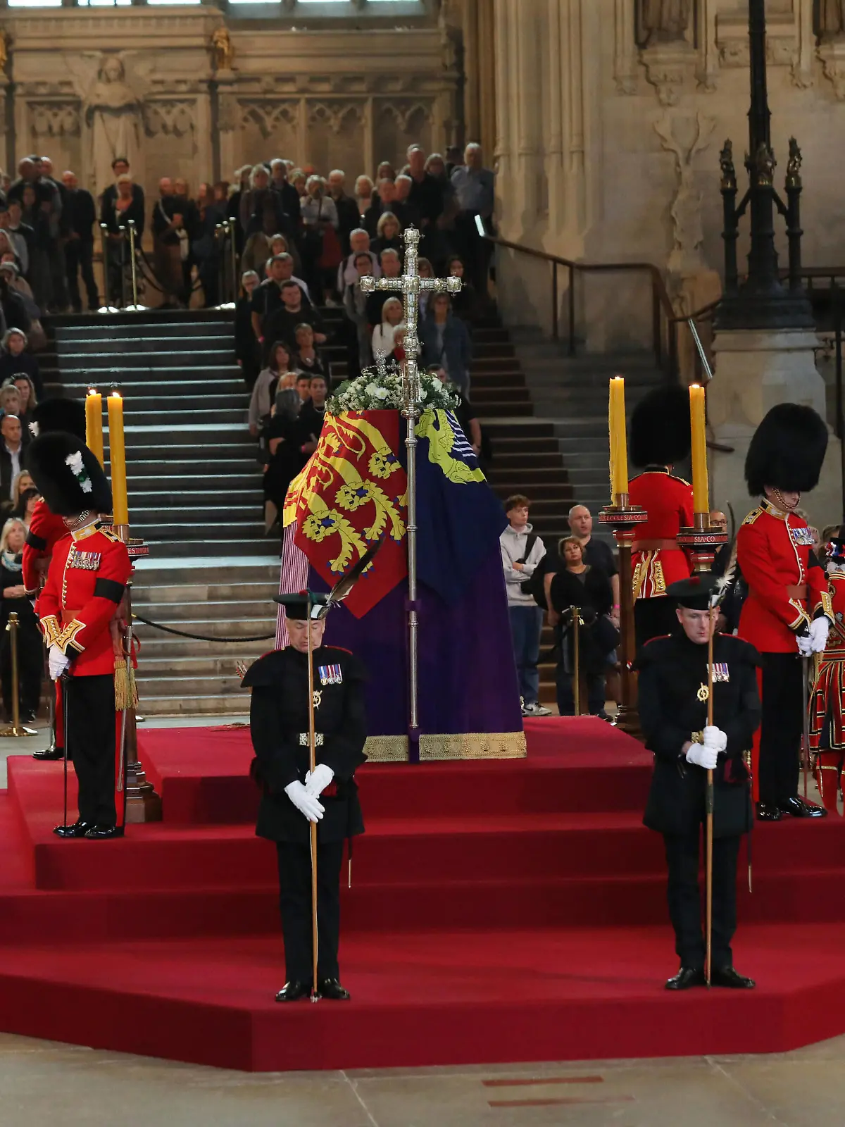  People file past the coffin of Her Majesty Queen Elizabeth II who.will lie in state in Westminster Hall for four days. The coffin is draped with the Royal Standard on which lie the Instruments of State the Imperial State Crown, the Orb and the Sceptre. A continuous vigil is being kept by The King s Body Guards of the Honourable Corps of Gentleman at Arms,The Royal Company of Archers,The Yeomen of the Guard assisted by the Yeomen Warders of the Tower of London and by Officers of the Household division in London, on Thursday, September 15, 2022. Queen Elizabeth II s funeral will take place at Westminster Abbey on Monday 19th September and is expected to be attended by leaders from all around the world. PUBLICATIONxINxGERxSUIxAUTxHUNxONLY LON2022091520 HUGOxPHILPOTT
