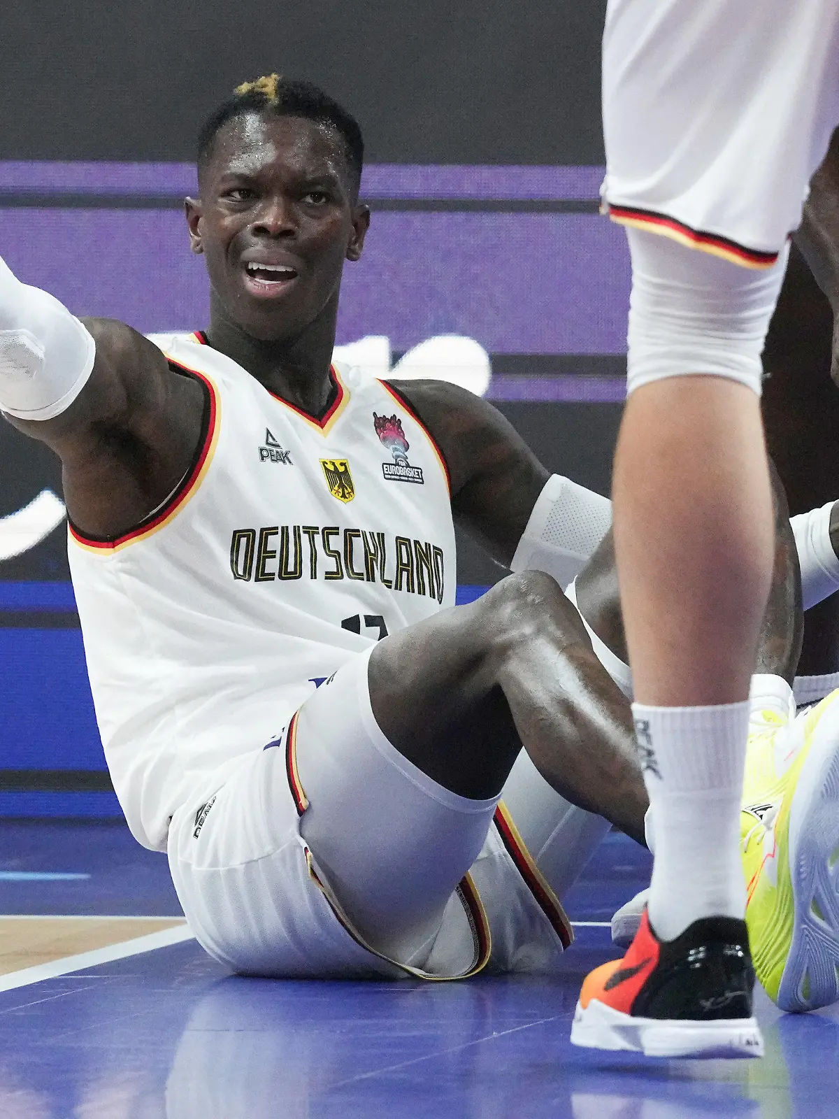 16.09.2022, Berlin: Basketball: EM, Deutschland - Spanien, K.o.-Runde, Halbfinale, Mercedes-Benz Arena, Dennis Schröder (Deutschland) beschwert sich nach einem Foul. Foto: Soeren Stache/dpa +++ dpa-Bildfunk +++