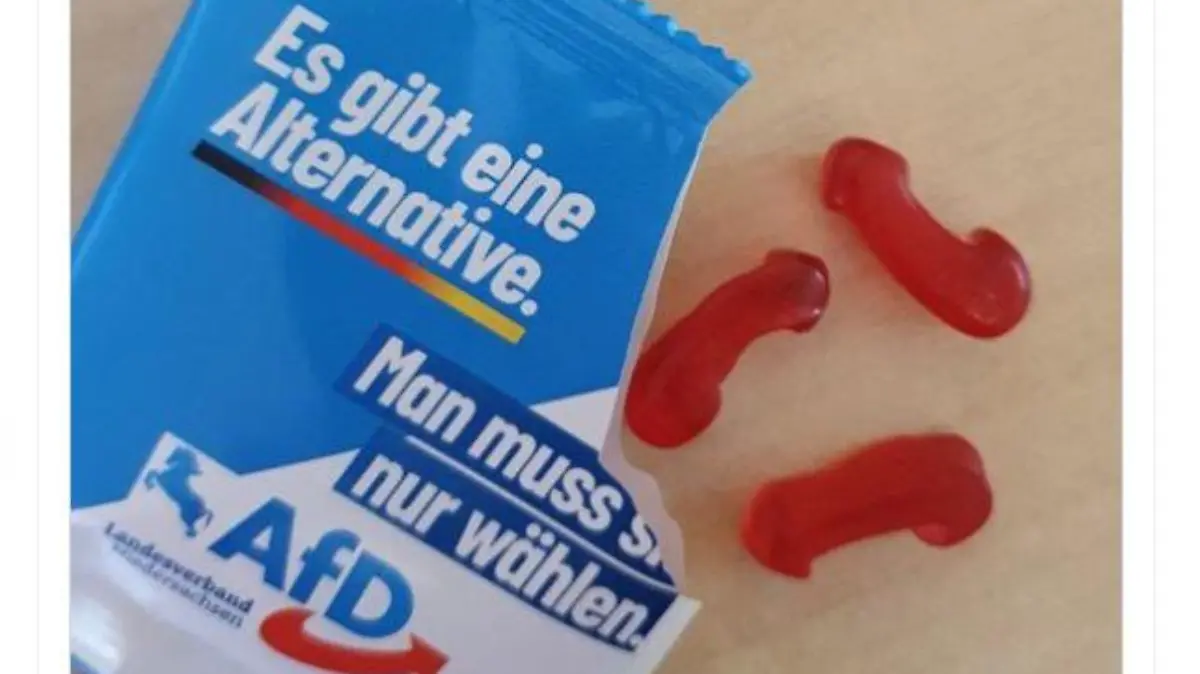 Der Pfeil des AfD-Logos hat als Gummibärchen die Form eines Penis.