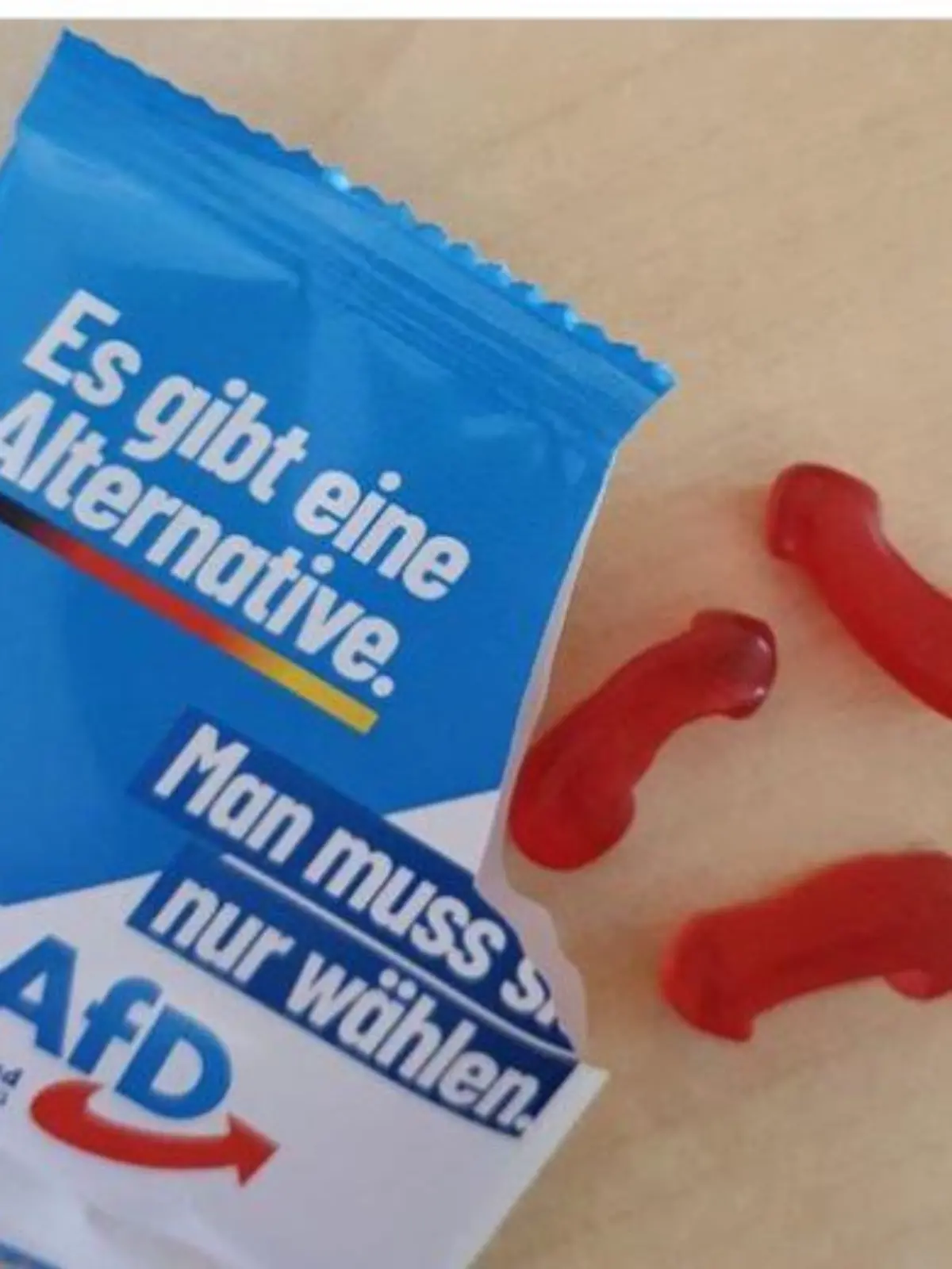 Der Pfeil des AfD-Logos hat als Gummibärchen die Form eines Penis.