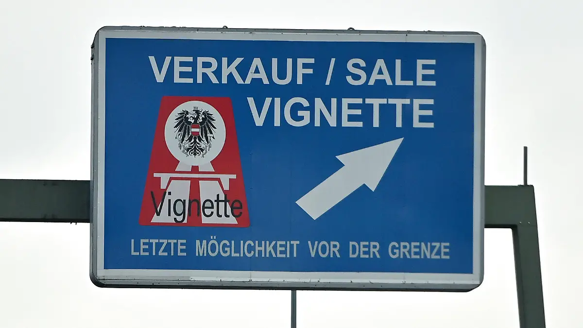 Grenzuebergang Walserberg Deutschland / Oesterreich mit Hinweisschilder MAUT,TOLL,VIGNETTE, Autobahnvignette,Pickerl, Autobahn A8 bei Bad Reichenhall. Strassenverkehr,Autos,Autobahn,