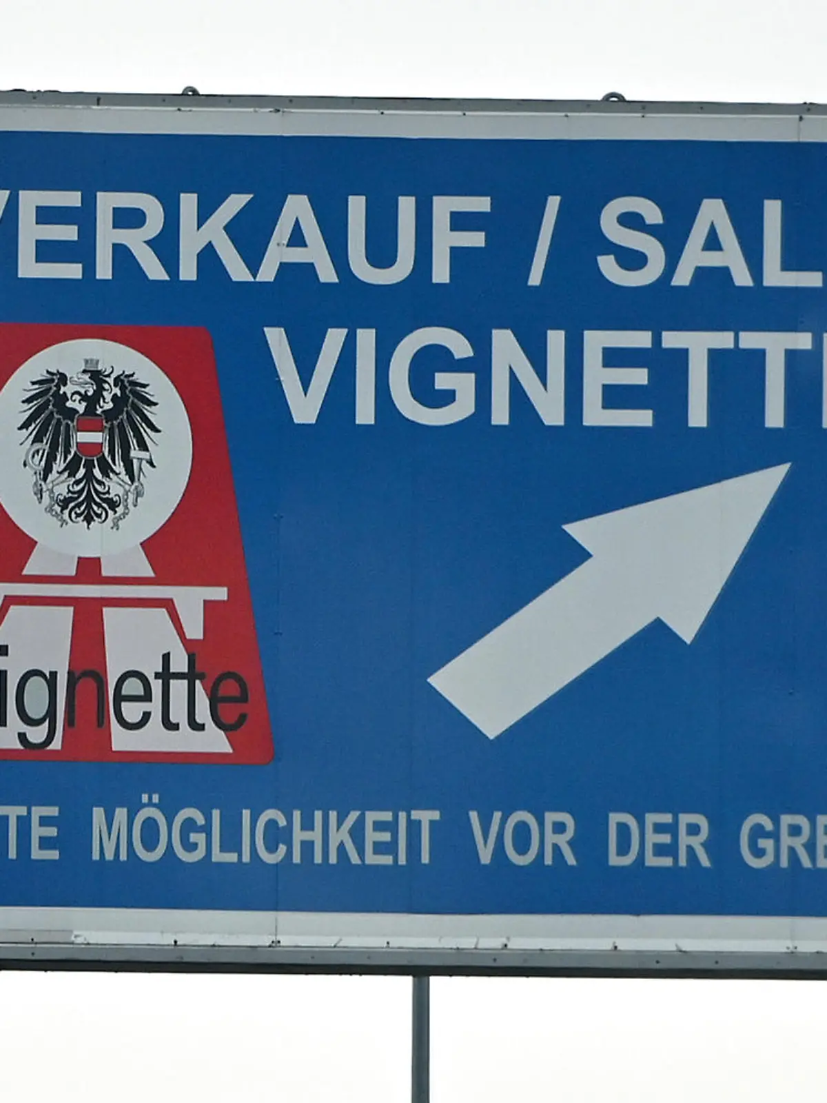 Grenzuebergang Walserberg Deutschland / Oesterreich mit Hinweisschilder MAUT,TOLL,VIGNETTE, Autobahnvignette,Pickerl, Autobahn A8 bei Bad Reichenhall. Strassenverkehr,Autos,Autobahn,