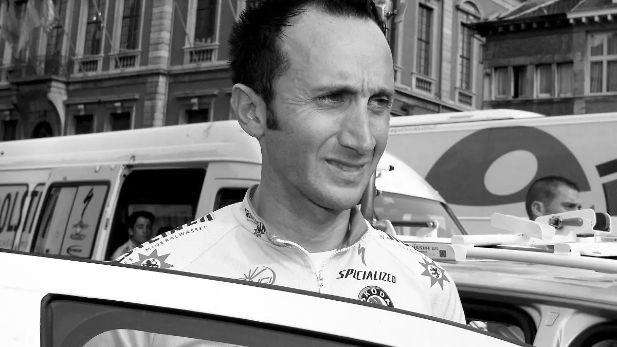 Italian Davide Rebellin of Gerolsteiner arrives for the official presentation of the teams taking part in the Giro d'Italia cycling race, Thursday 04 May 2006, in Liege. The prologue of the Giro d'Italia is scheduled on Saturday 06 and three further stages takes place in Belgium. EPA/MICHEL KRAKOWSKI +++(c) dpa - Bildfunk+++