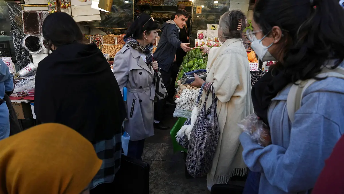 14.11.2022, Iran, Tehran: Iranische Frauen gehen ohne ihr vorgeschriebenes islamisches Kopftuch zu tragen auf eine Markt. In den vergangenen zwei Monaten kam es im Iran zu regierungsfeindlichen Protesten. Grund dafür war der Tod von Mahsa Amini, einer 22-jährigen Frau, die von der Sittenpolizei in Teheran verhaftet worden war, weil sie angeblich ihr Kopftuch nicht richtig getragen hatte. Foto: Vahid Salemi/AP/dpa +++ dpa-Bildfunk +++