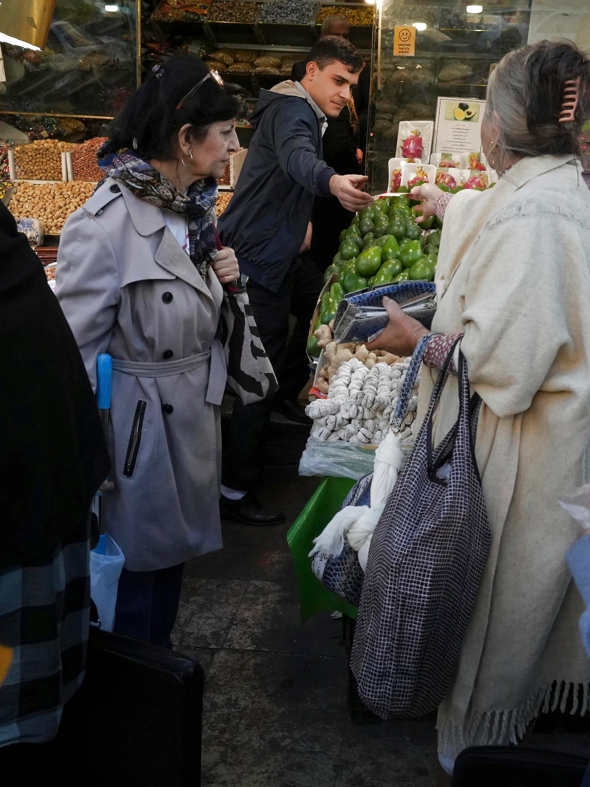 14.11.2022, Iran, Tehran: Iranische Frauen gehen ohne ihr vorgeschriebenes islamisches Kopftuch zu tragen auf eine Markt. In den vergangenen zwei Monaten kam es im Iran zu regierungsfeindlichen Protesten. Grund dafür war der Tod von Mahsa Amini, einer 22-jährigen Frau, die von der Sittenpolizei in Teheran verhaftet worden war, weil sie angeblich ihr Kopftuch nicht richtig getragen hatte. Foto: Vahid Salemi/AP/dpa +++ dpa-Bildfunk +++
