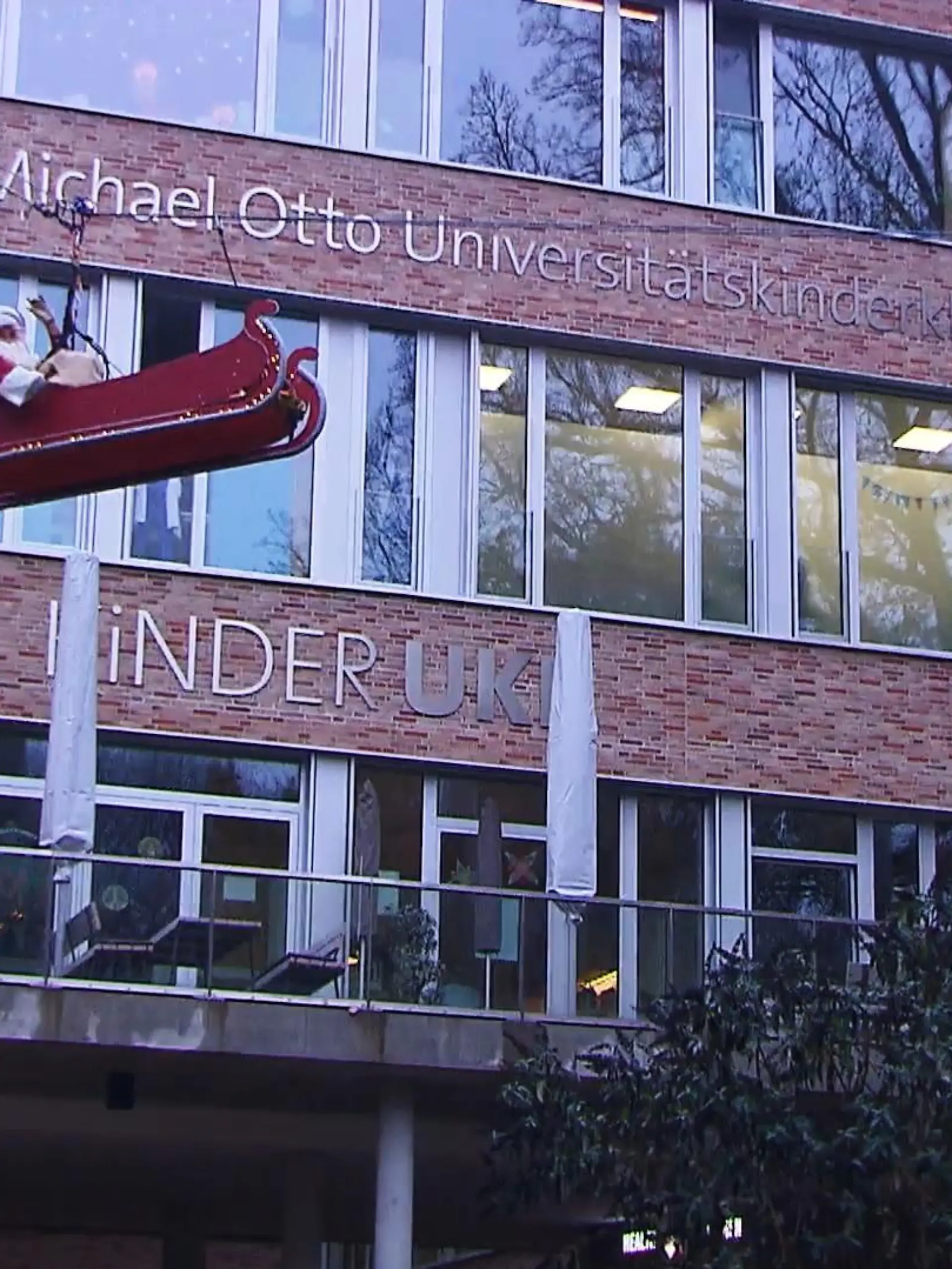 Wie kann man Kindern eine Freude machen, denen es gerade nicht gut geht? Die schwindelfreien Höhenretter der Feuerwehr Hamburg wissen, wie es geht: Sie seilen sich am Nikolaustag kurzerhand vom Dach des Universitätsklinikums Hamburg-Eppendorf (UKE) ab, als Nikolaus und Superhelden verkleidet.