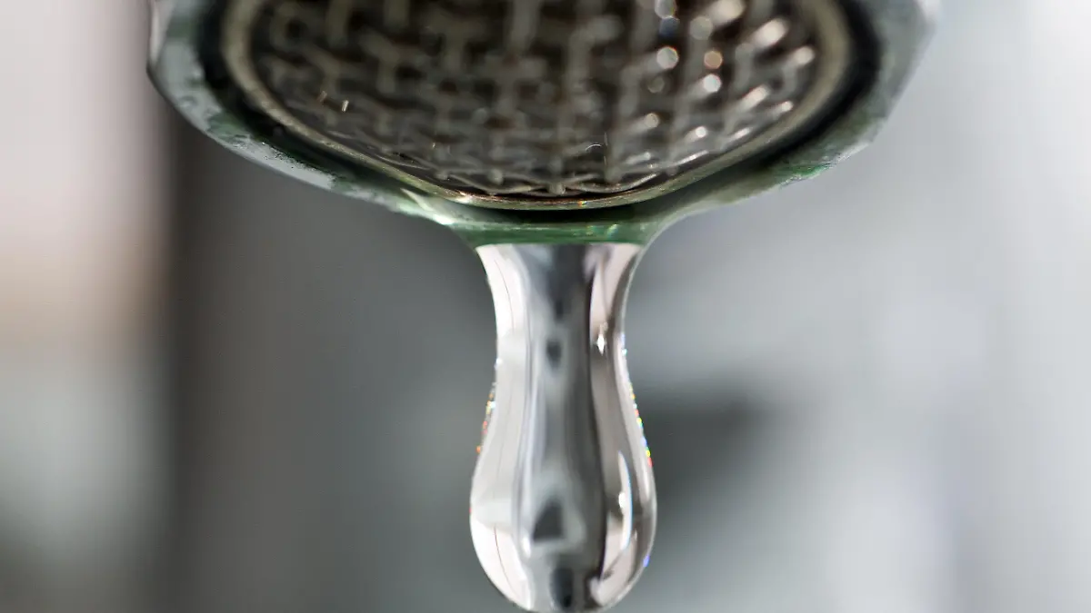 Ein Tropfen Wasser kommt am 21.03.2013 aus einem Wasserhahn in Frankfurt (Oder) (Brandenburg). Am 22.03.2013 ist Weltwassertag. Laut Unicef haben mehr als 780 Millionen Menschen weltweit kein sauberes Trinkwasser. Foto: Patrick Pleul/dpa +++(c) dpa - Bildfunk+++