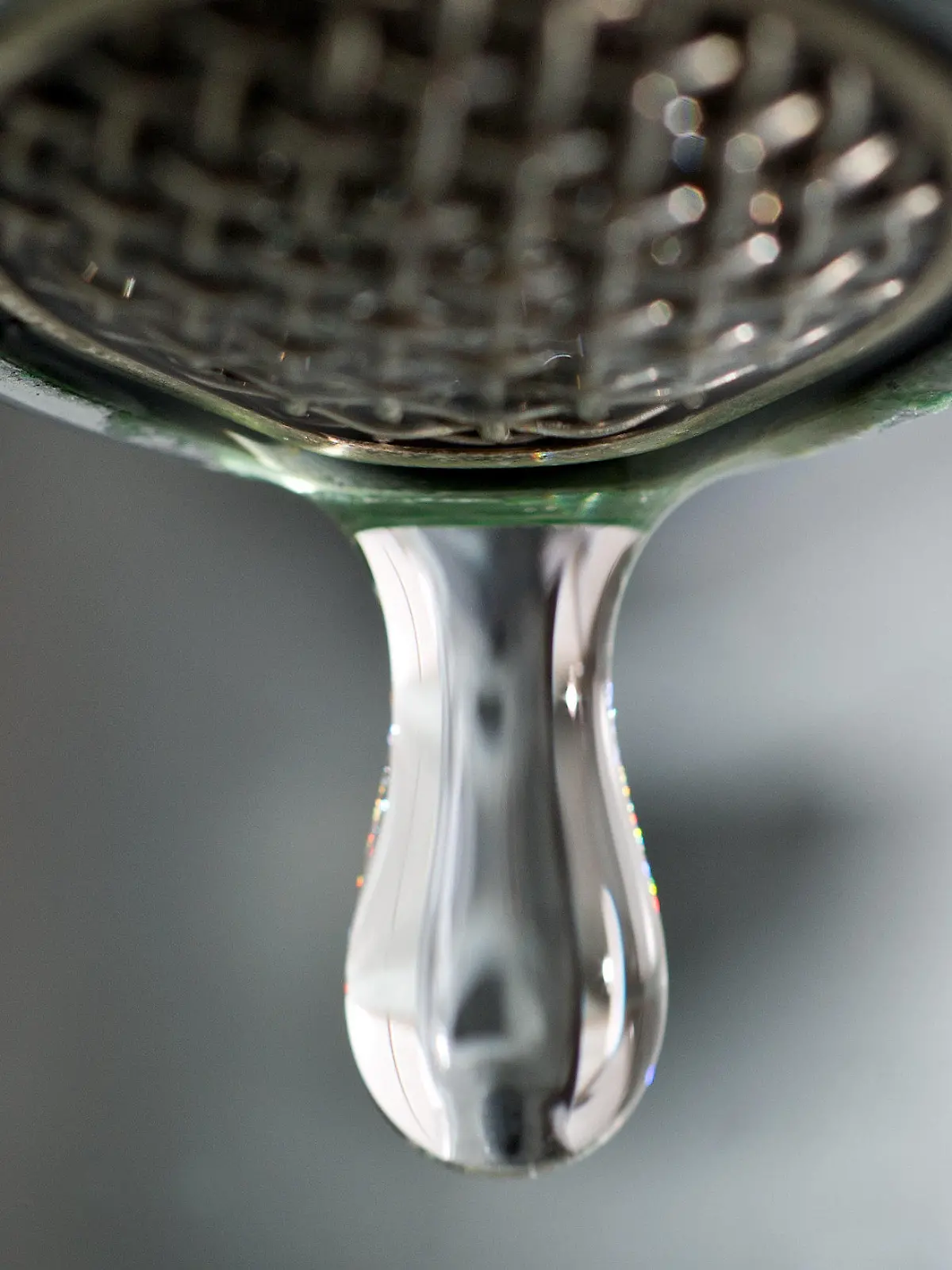 Ein Tropfen Wasser kommt am 21.03.2013 aus einem Wasserhahn in Frankfurt (Oder) (Brandenburg). Am 22.03.2013 ist Weltwassertag. Laut Unicef haben mehr als 780 Millionen Menschen weltweit kein sauberes Trinkwasser. Foto: Patrick Pleul/dpa +++(c) dpa - Bildfunk+++