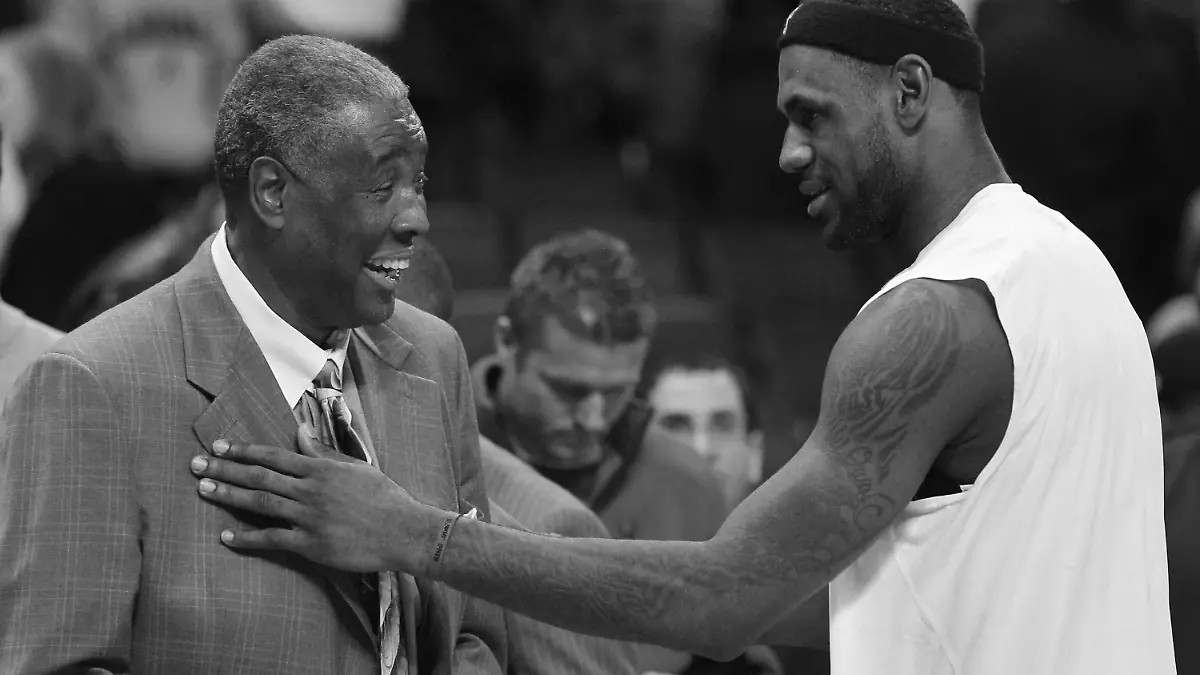 ARCHIV - 03.01.2011, USA, Charlotte: Der damalige Miami-Heat-Spieler LeBron James (r) scherzt mit dem Trainer der Charlotte Bobcats, Paul Silas, nach einem NBA-Basketballspiel. Silas, Mitglied von drei NBA-Meisterteams und LeBron James erster Trainer in der Liga, ist gestorben, wie seine Familie am Sonntag, 11. Dezember 2022, bekannt gab. Er wurde 79 Jahre alt. Foto: Chuck Burton/AP/dpa +++ dpa-Bildfunk +++